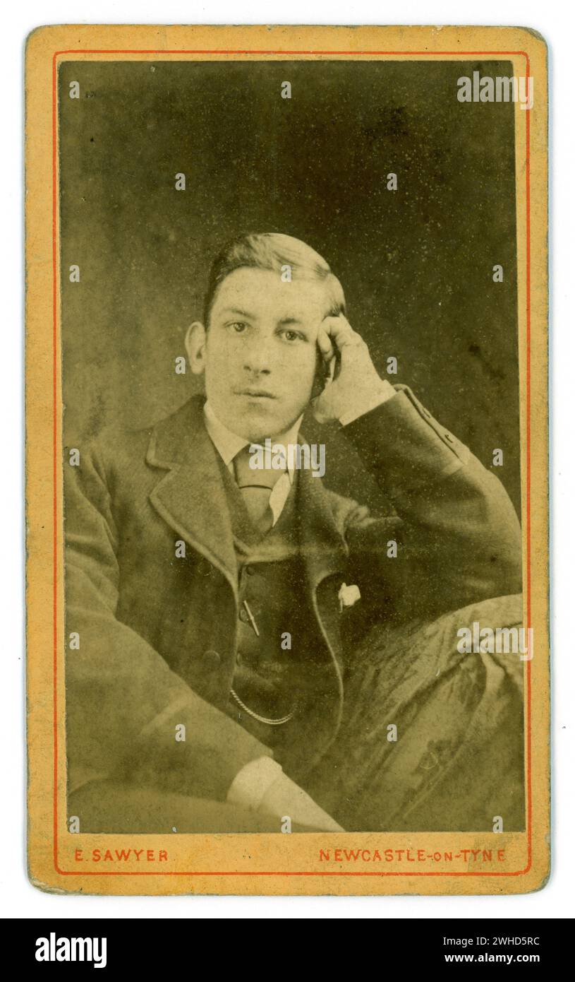 Original-viktorianischer CDV Carte de Visite (Visitenkarte oder CDV) eines jungen Mannes oder Teenagers, der seine Hand auf dem Kopf auflegt. Vom Mai 1878. Aus dem Atelier von E. Sawyer in der Barras Bridge, Newcastle-on-Tyne, Großbritannien Stockfoto
