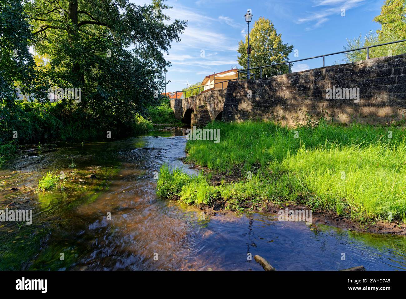 Historische Bogenbrücke über die Thulba in der Gemeinde Thulba, Landkreis Bad Kissingen, Unterfranken, Franken, Bayern, Deutschland Stockfoto