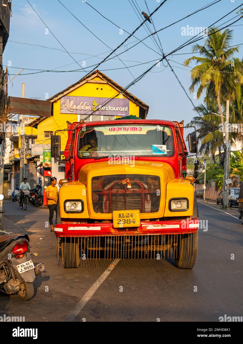 Ein farbenfroher alter Tata-Lastwagen fährt durch die Straßen von Fort Kochi, Cochin, Kerala, Indien Stockfoto