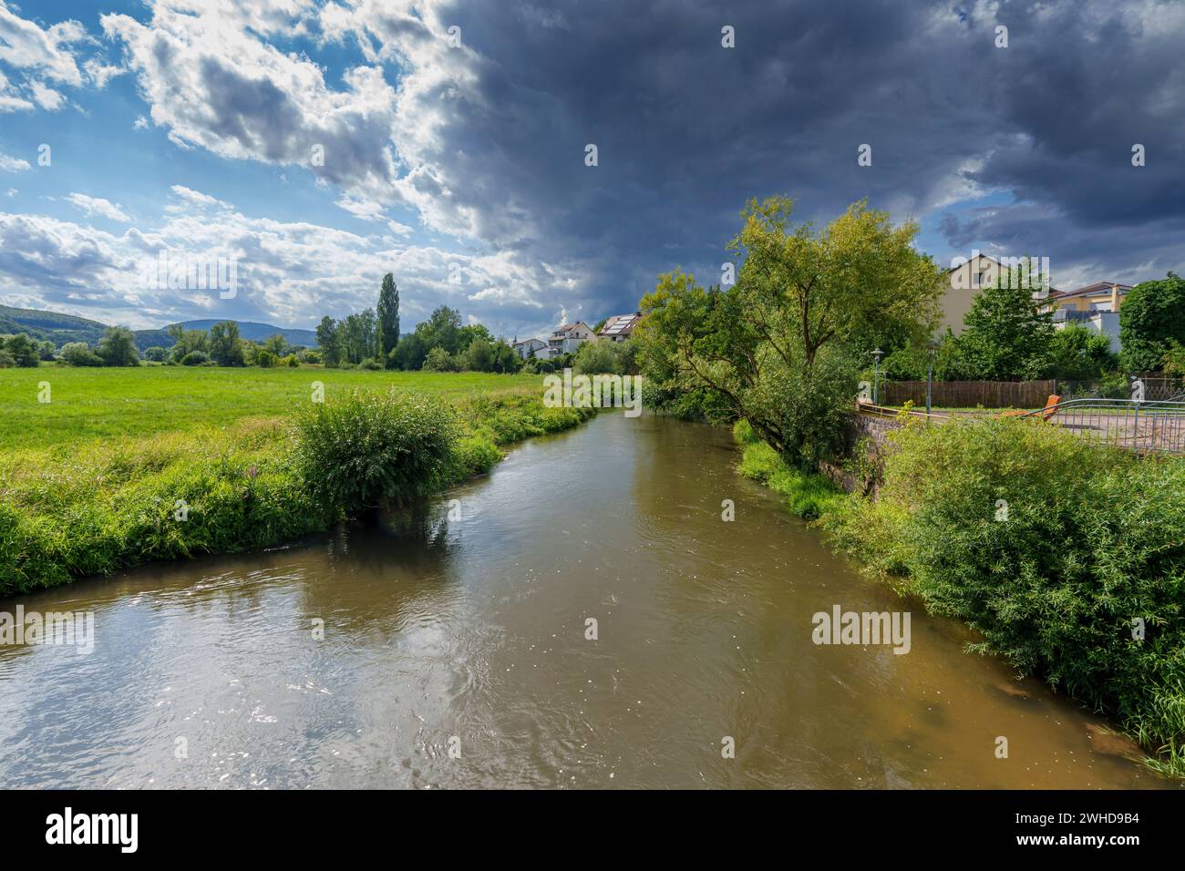 Die Fränkische Saale in der Nähe der Weinstadt Hammelburg, Landkreis Bad Kissingen, Unterfranken, Franken, Bayern, Deutschland Stockfoto