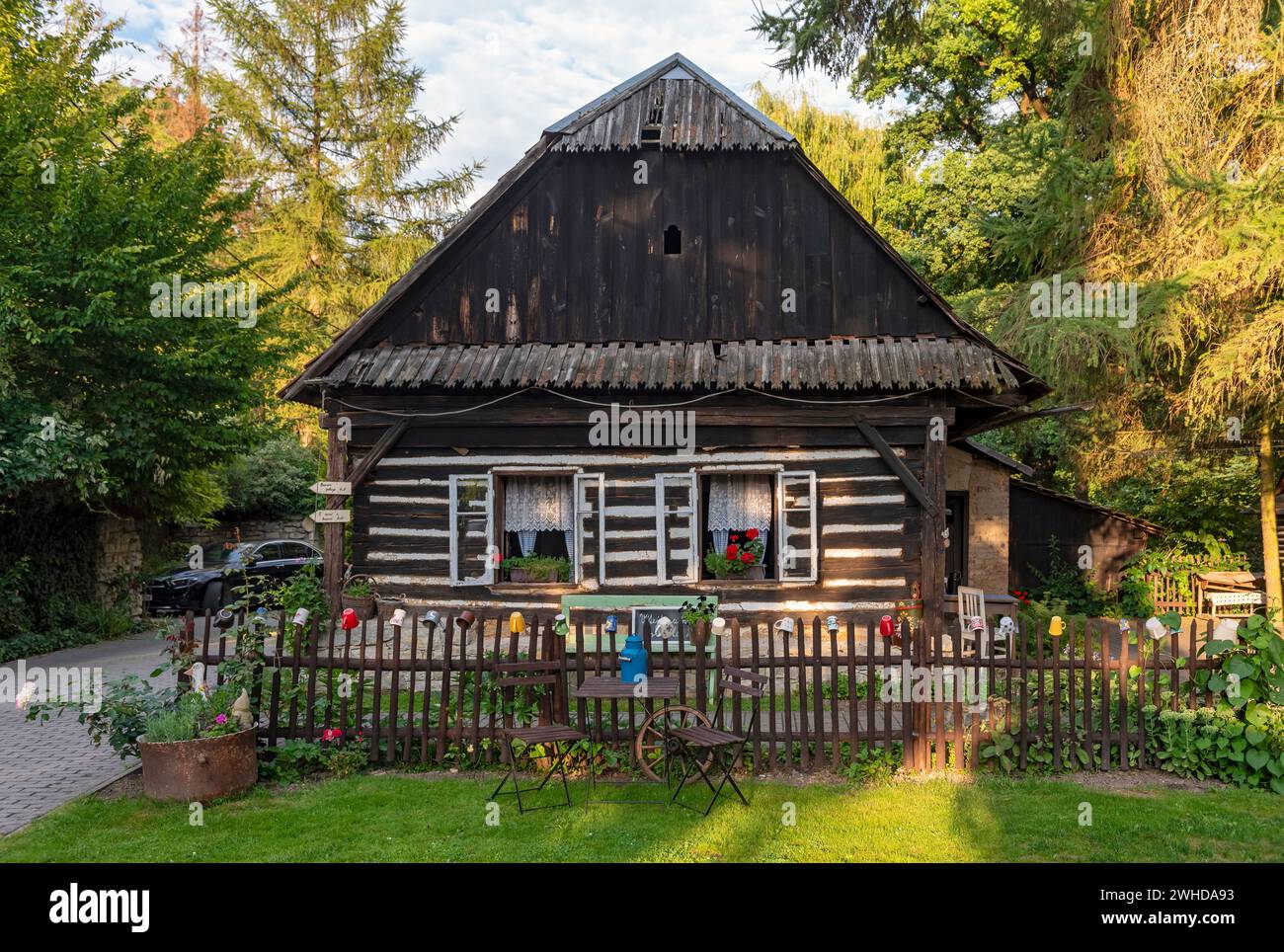 Restauriertes malerisches traditionelles Dorfblockhaus in Čistá u Litomyšle, Region Pardubice, Tschechische Republik Stockfoto