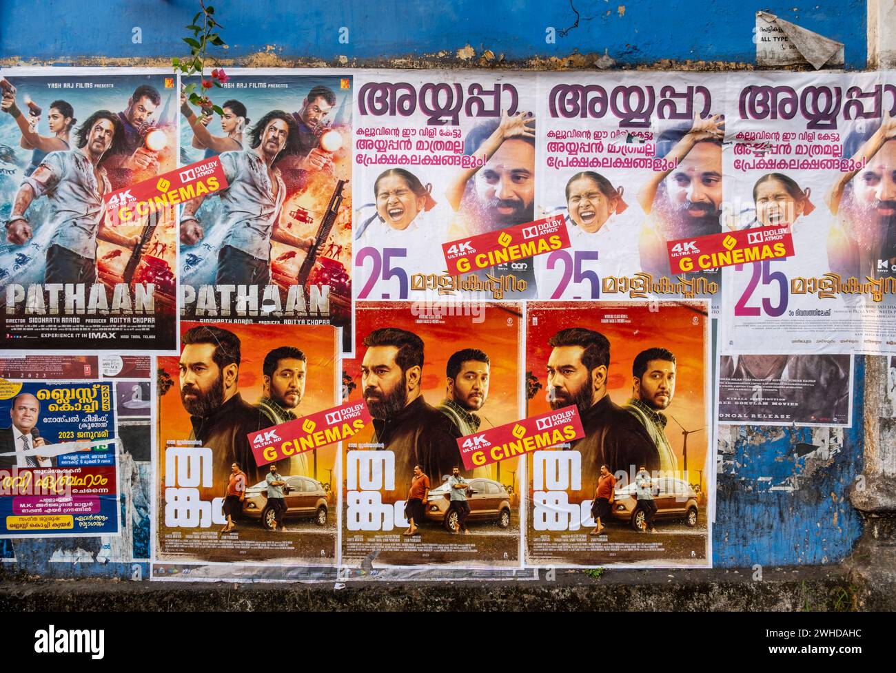Reihen lebendiger indischer Bollywood-Filmplakate zieren eine Wand in Fort Kochi, Cochin, Kerala, Indien Stockfoto
