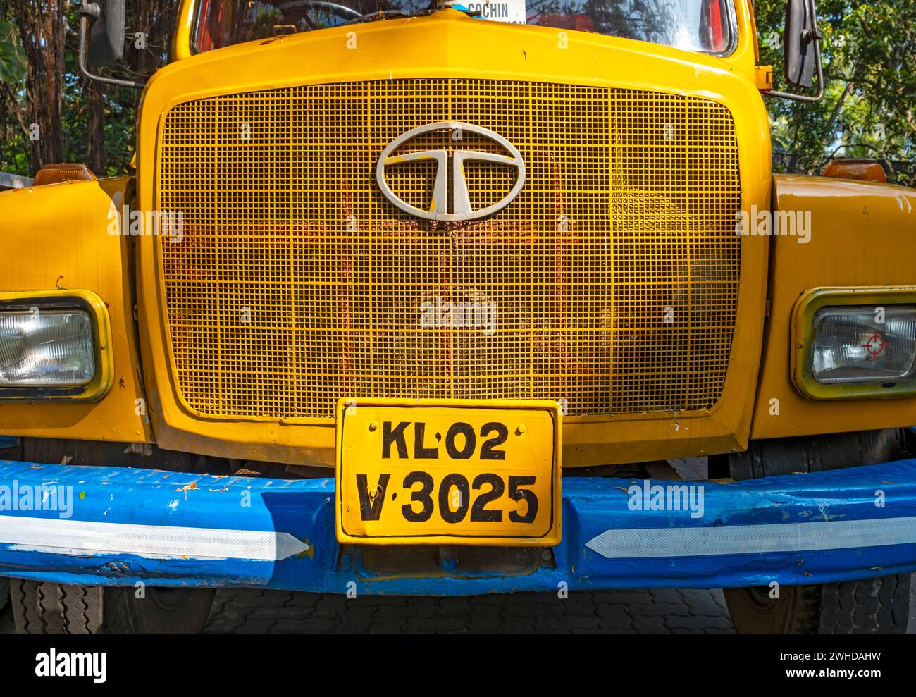 Eine detaillierte Ansicht der vorderen Haube des farbenfrohen alten Tata Trucks, Fort Kochi, Cochin, Kerala, Indien Stockfoto