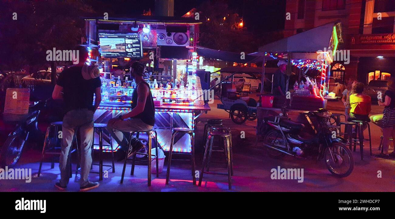 SIEM Reap, Camboda, 4. Juli 2019 - Eine mobile Bar serviert Cocktails und Getränke unterwegs auf dem Siem Reap Night Market Stockfoto