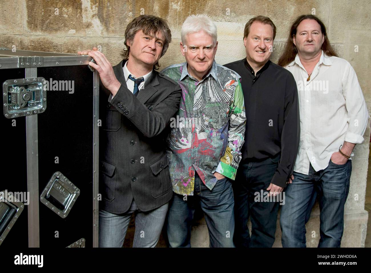 John Lees Barclay James Harvest mit L-R: Craig Fletcher Bass, Gesang, Gründungsmitglied John Lees Gesang, Gitarre, 66, Jez Smith Keyboards und Kevin Whitehead Schlagzeug Backstage vor einem Auftritt im Rahmen Ihrer European Tour 2013 im Alten Schlachthof Dresden. Die britische Progressive-Rockband Barclay James Harvest wurde ursprünglich 1967 gegründet und bekannt mit orchestral geprägten Rocksongs. Seit 1998 gibt es zwei Bands dieses Namens: BJH splittete sich einerseits in John Lees Barclay James Harvest und andererseits in Barclay James Harvest mit Les Holroyd Kultur, Porträt *** John Stockfoto