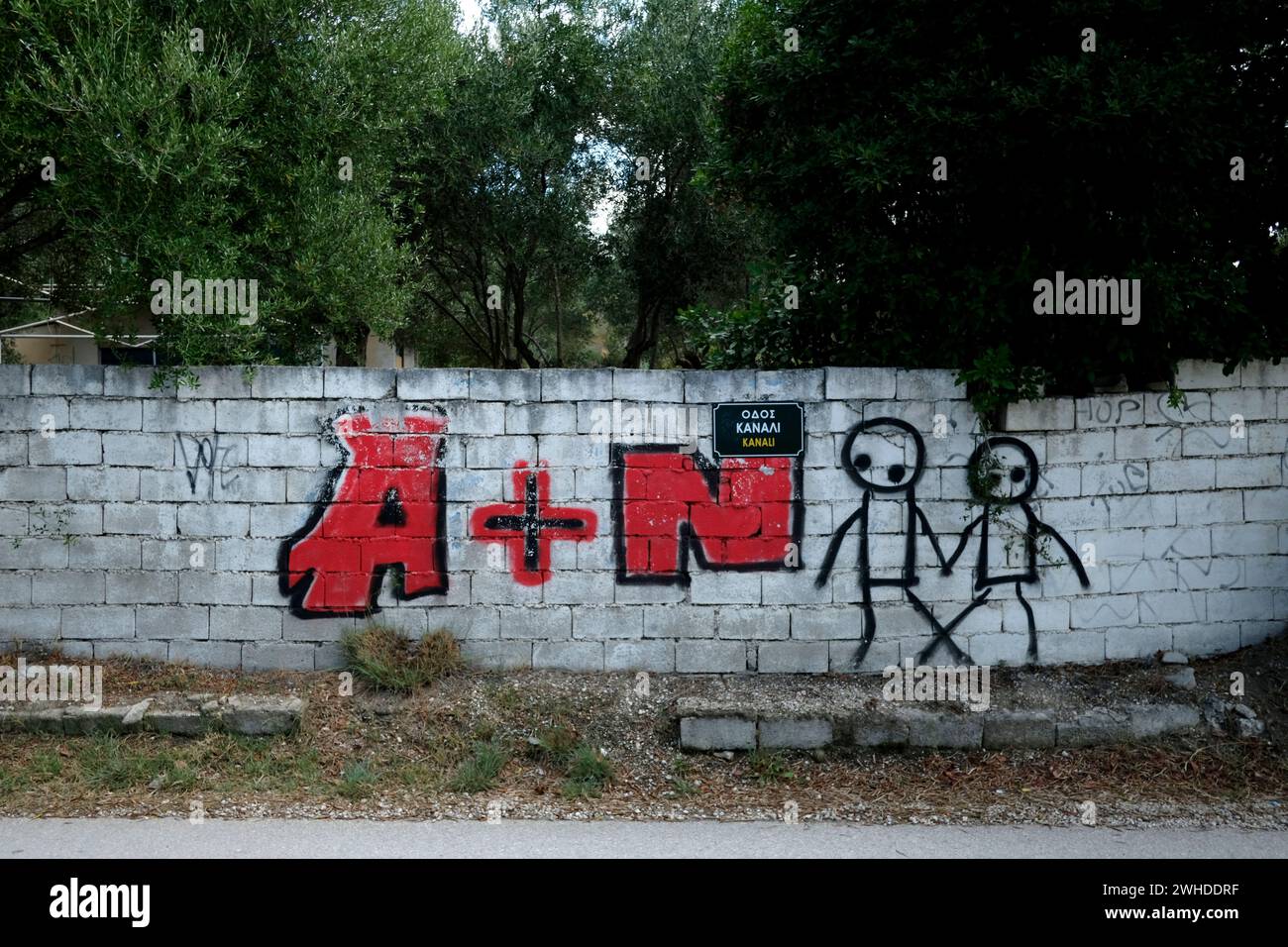 Griechenland, Parga, die Buchstaben A und N, Initialen eines Paares, gemalt an einer Wand Stockfoto