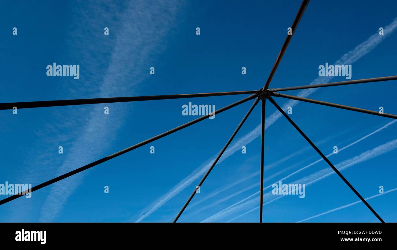 Spanien, Andalusien, Jerez de la Frontera, Metallkonstruktion vor blauem Himmel Stockfoto