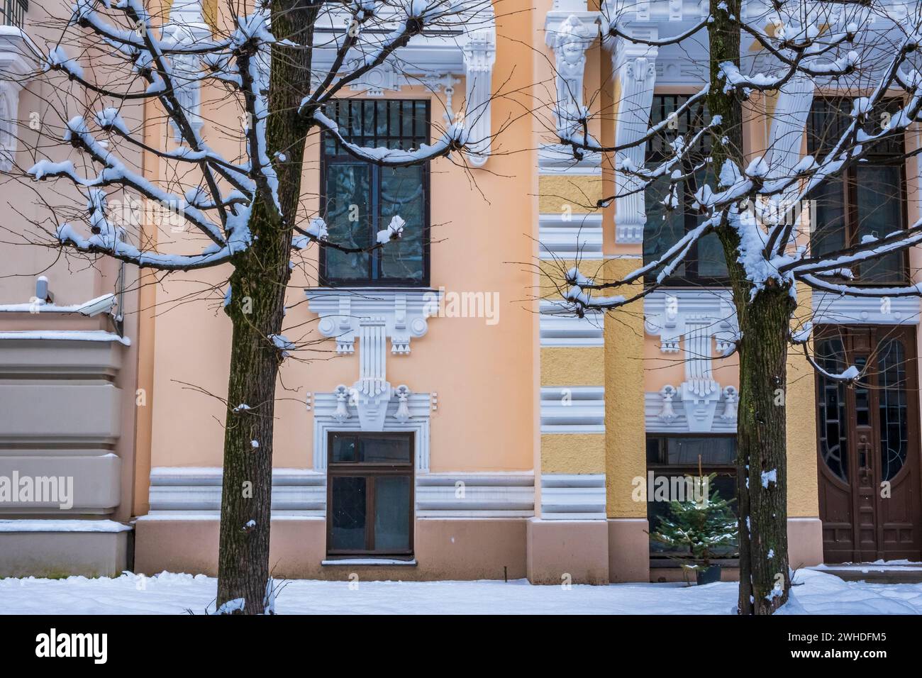 Fassade eines Jugendstil-Apartmentkomplexes in Riga, Lettland, an einem verschneiten Tag im Winter Stockfoto