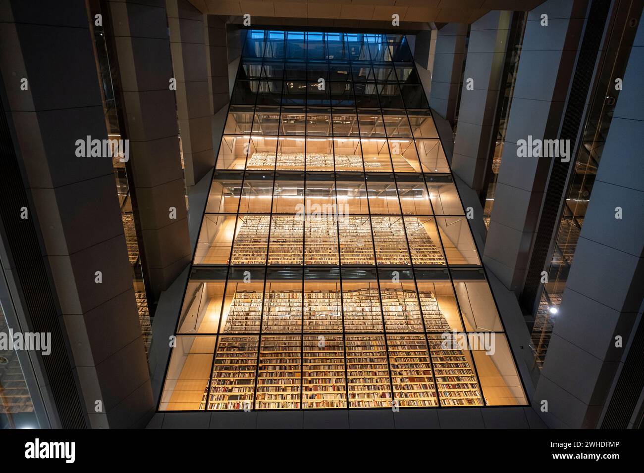 Innenraum der lettischen Nationalbibliothek in Riga, entworfen vom amerikanischen Architekten Gunnar Birkerts Stockfoto