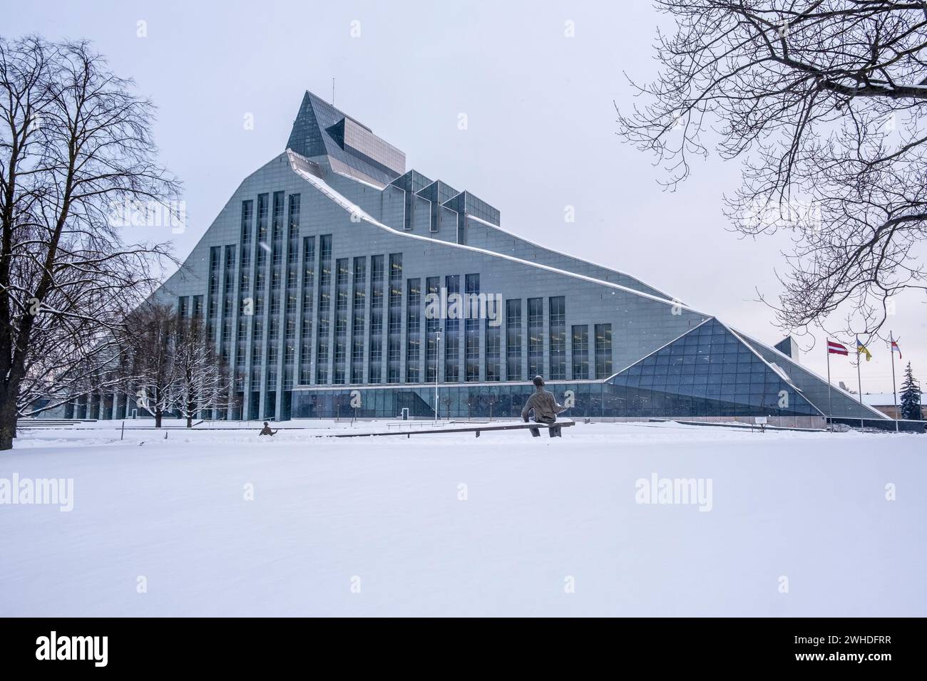 Nationalbibliothek Lettlands, Riga. Das Gebäude wurde von dem amerikanischen Architekten Gunnar Birkerts entworfen, um eine lettische Folkerei über einen Glasberg zu ehren. Stockfoto