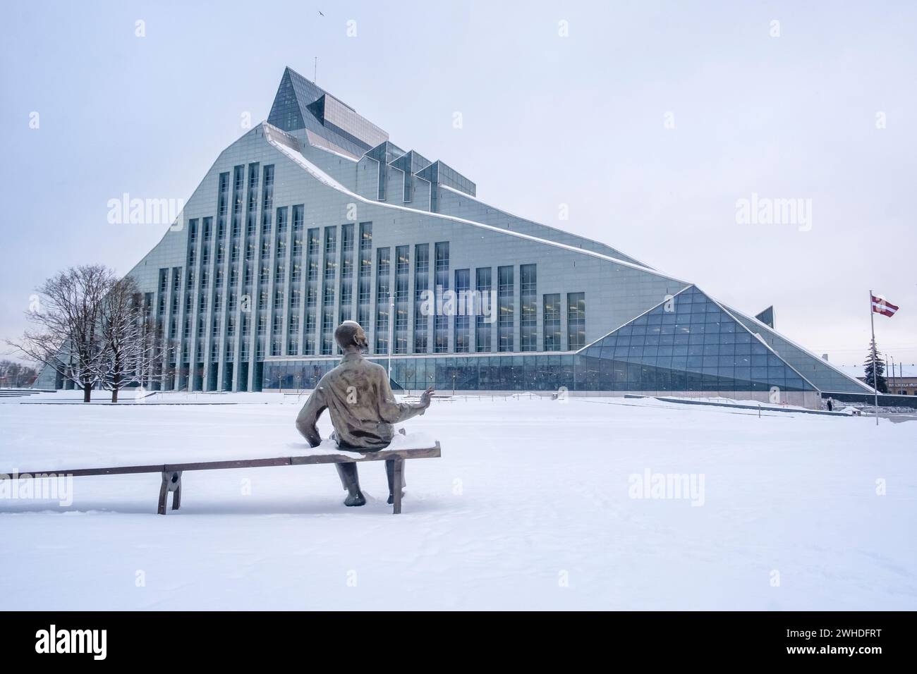 Nationalbibliothek Lettlands, Riga. Das Gebäude wurde von dem amerikanischen Architekten Gunnar Birkerts entworfen, um eine lettische Folkerei über einen Glasberg zu ehren. Stockfoto