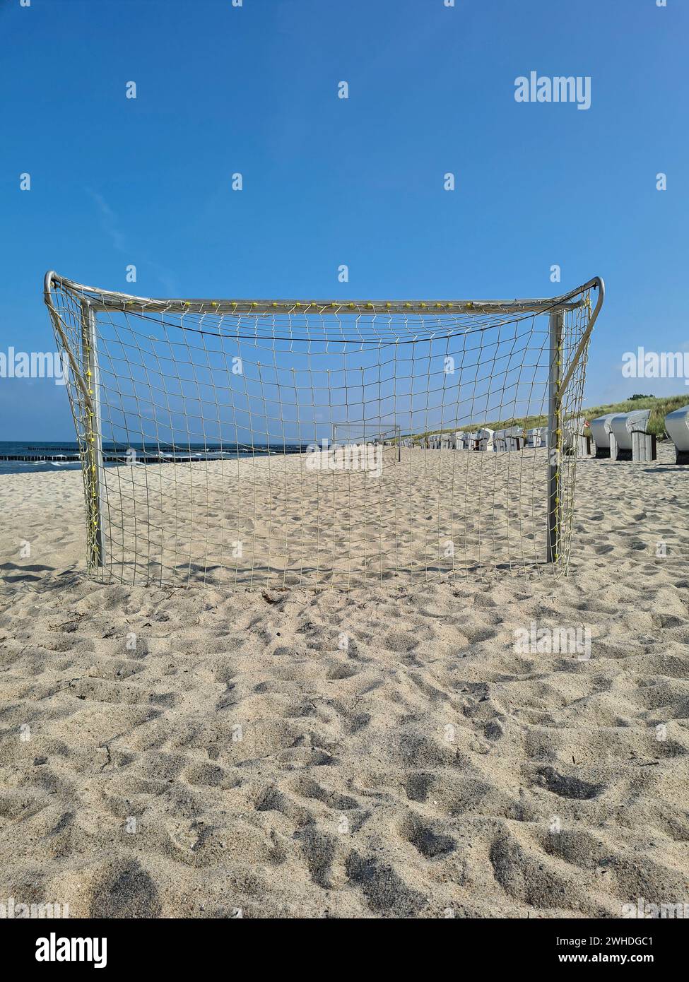 Blick auf das Meer am Horizont durch das Fußballtor am Strand in Markgrafenheide, Ostsee, Deutschland Stockfoto