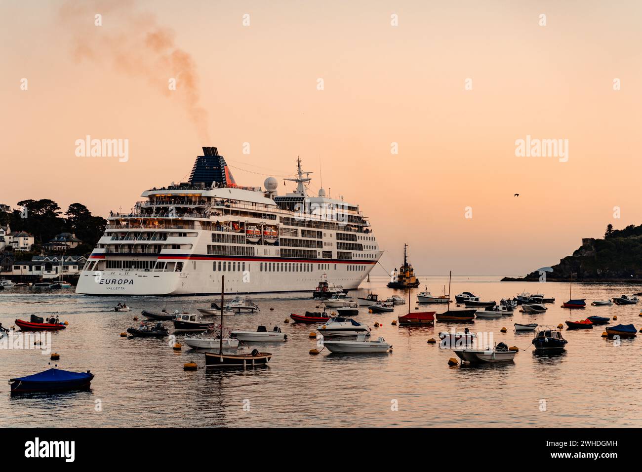 Das Kreuzfahrtschiff Europa verlässt den Hafen in Fowey Bay in Cornwall, Großbritannien an einem Abend im Sommer Stockfoto