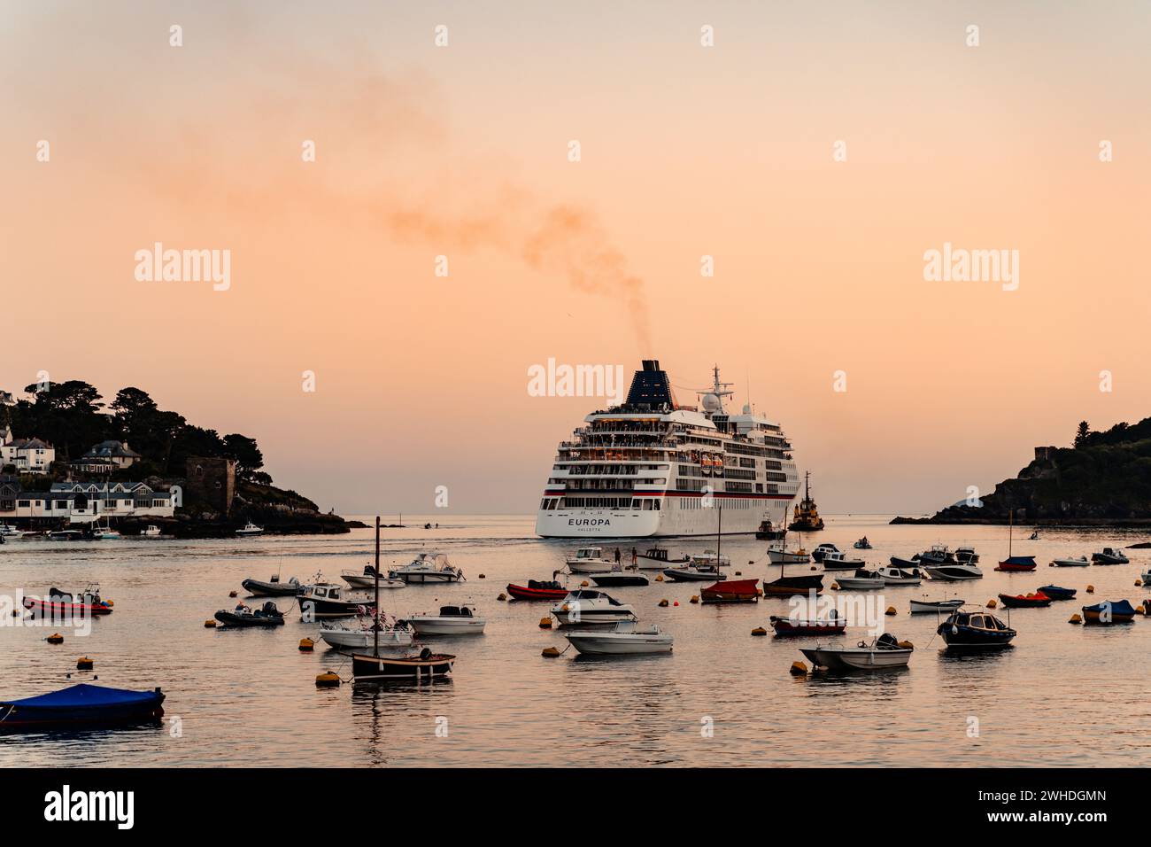 Das Kreuzfahrtschiff Europa verlässt den Hafen in Fowey Bay in Cornwall, Großbritannien an einem Abend im Sommer Stockfoto