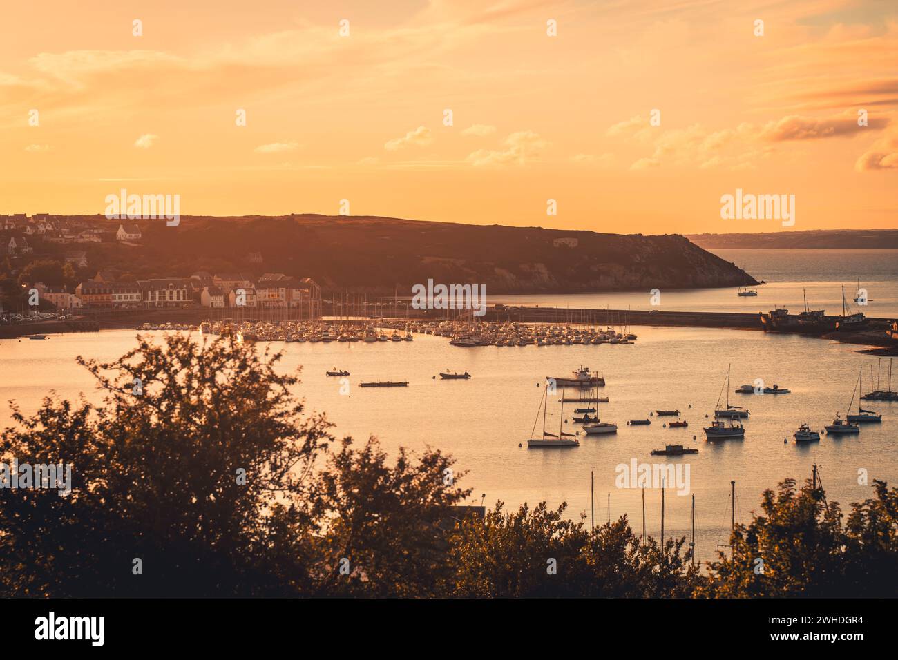 Sonnenuntergang im Hafen von Camaret-sur-Mer, Bretagne, Frankreich, goldene Stunde, Urlaubsstimmung, Segelyachten Stockfoto