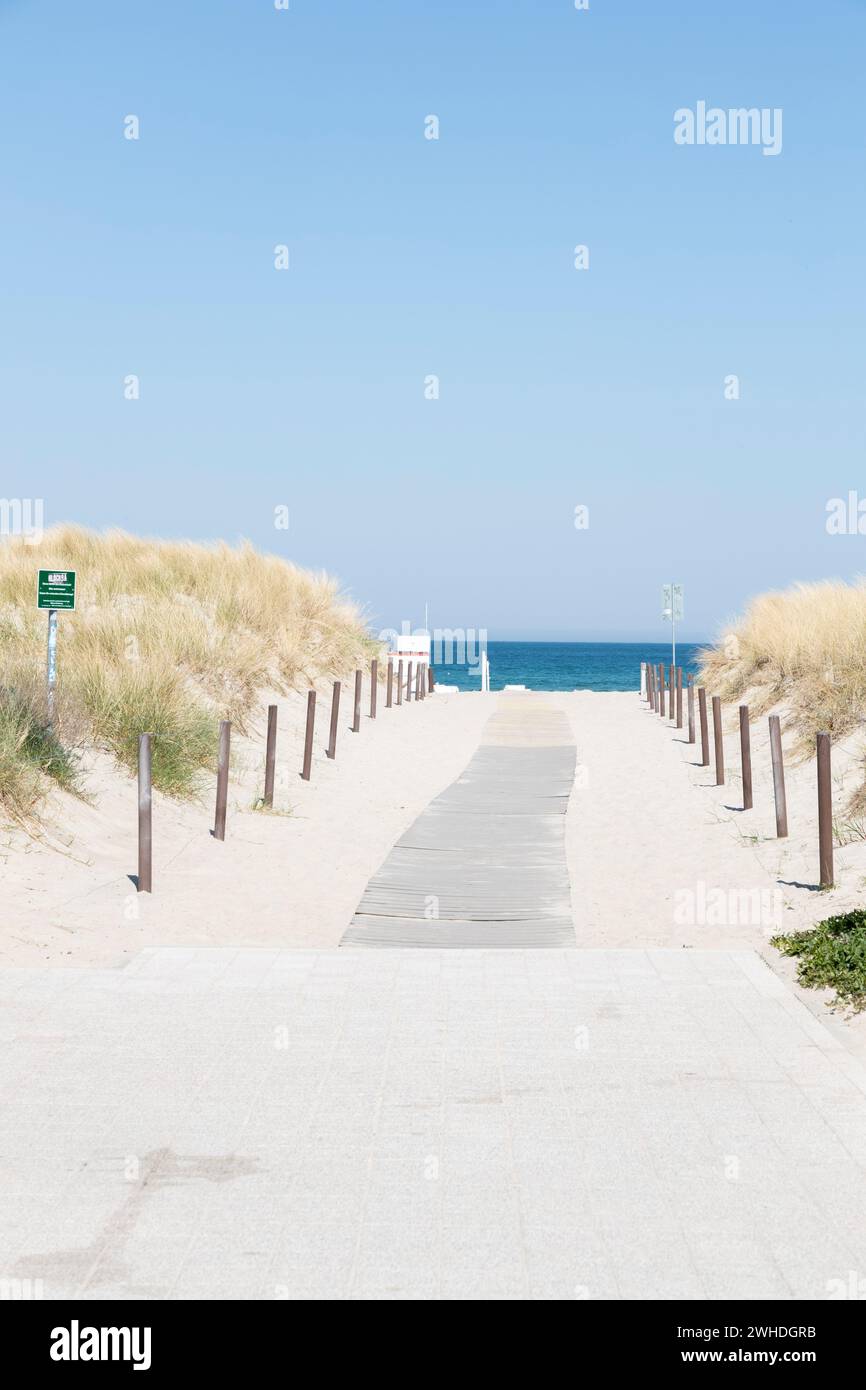 Blauer Himmel an einem Sommertag an der Strandüberquerung und dem Weg zum Meer in Warnemünde, Hansestadt Rostock, Ostseeküste, Mecklenburg-Vorpommern, Deutschland, Europa Stockfoto