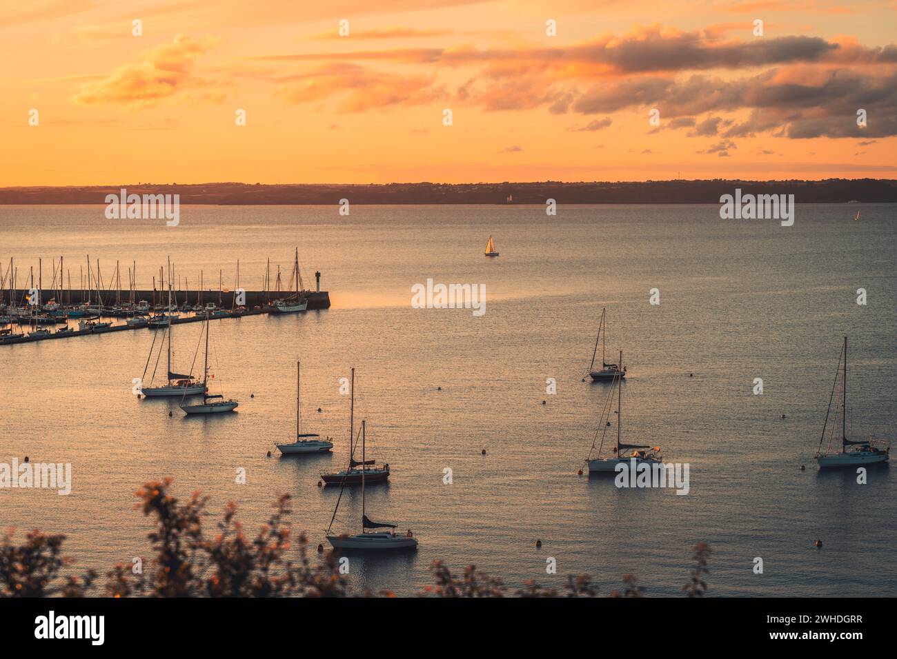 Sonnenuntergang im Hafen von Camaret-sur-Mer, Bretagne, Frankreich, goldene Stunde, Urlaubsstimmung, Segelyachten Stockfoto