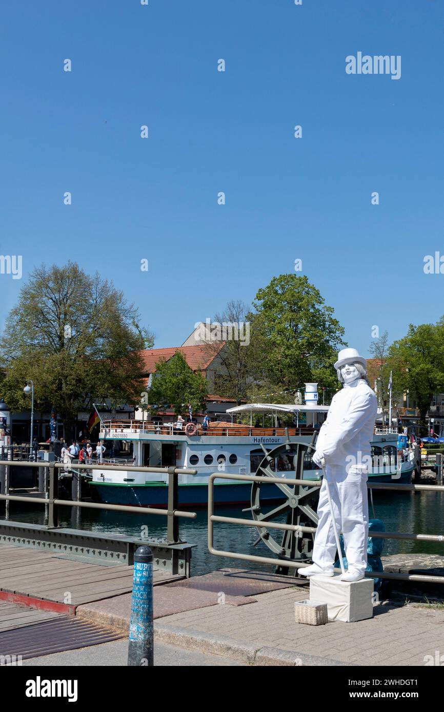 Die weiße Mannstatue auf der Hängebrücke am Alten Strom ist eine Touristenattraktion in Warnemünde, Hansestadt Rostock, Ostseeküste, Mecklenburg-Vorpommern, Deutschland, Europa Stockfoto