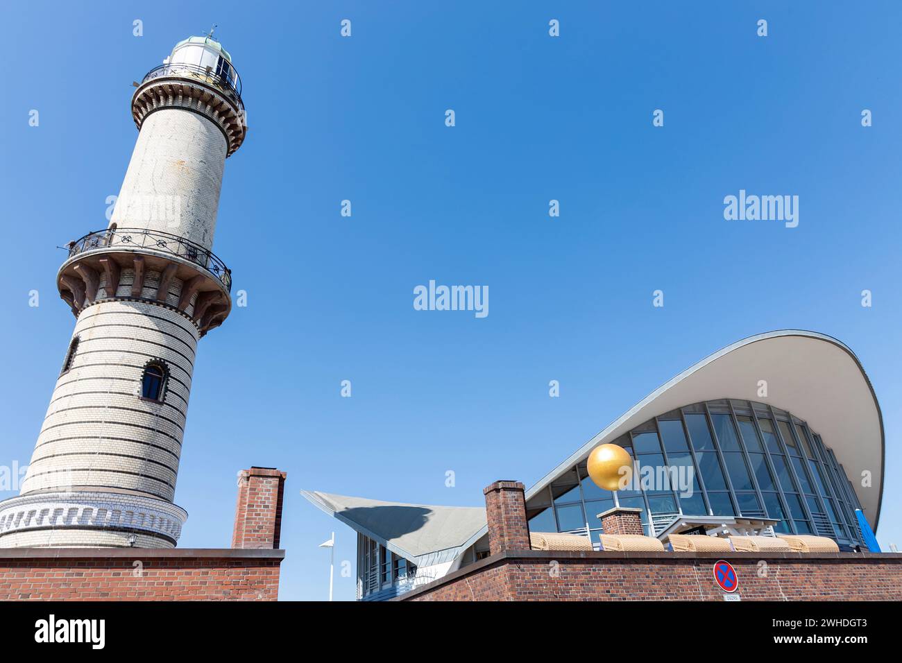 Rückseite des alten Leuchtturms und Teepott mit goldener Kugel als Symbol für den Planaetenwanderweg in Warnemünde, Hansestadt Rostock, Ostseeküste, Mecklenburg-Vorpommern, Deutschland, Europa Stockfoto
