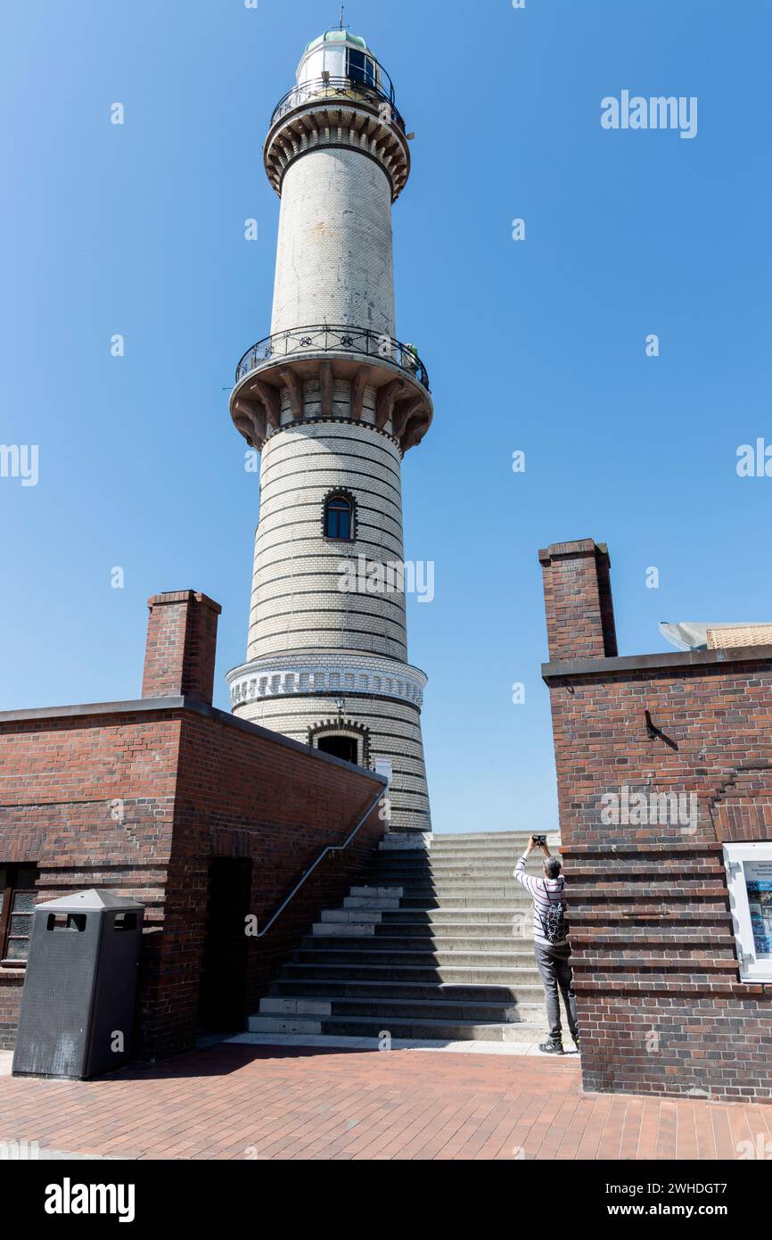 Aufstieg zum alten Leuchtturm in Warnemünde, Hansestadt Rostock, Ostseeküste, Mecklenburg-Vorpommern, Deutschland, Europa Stockfoto