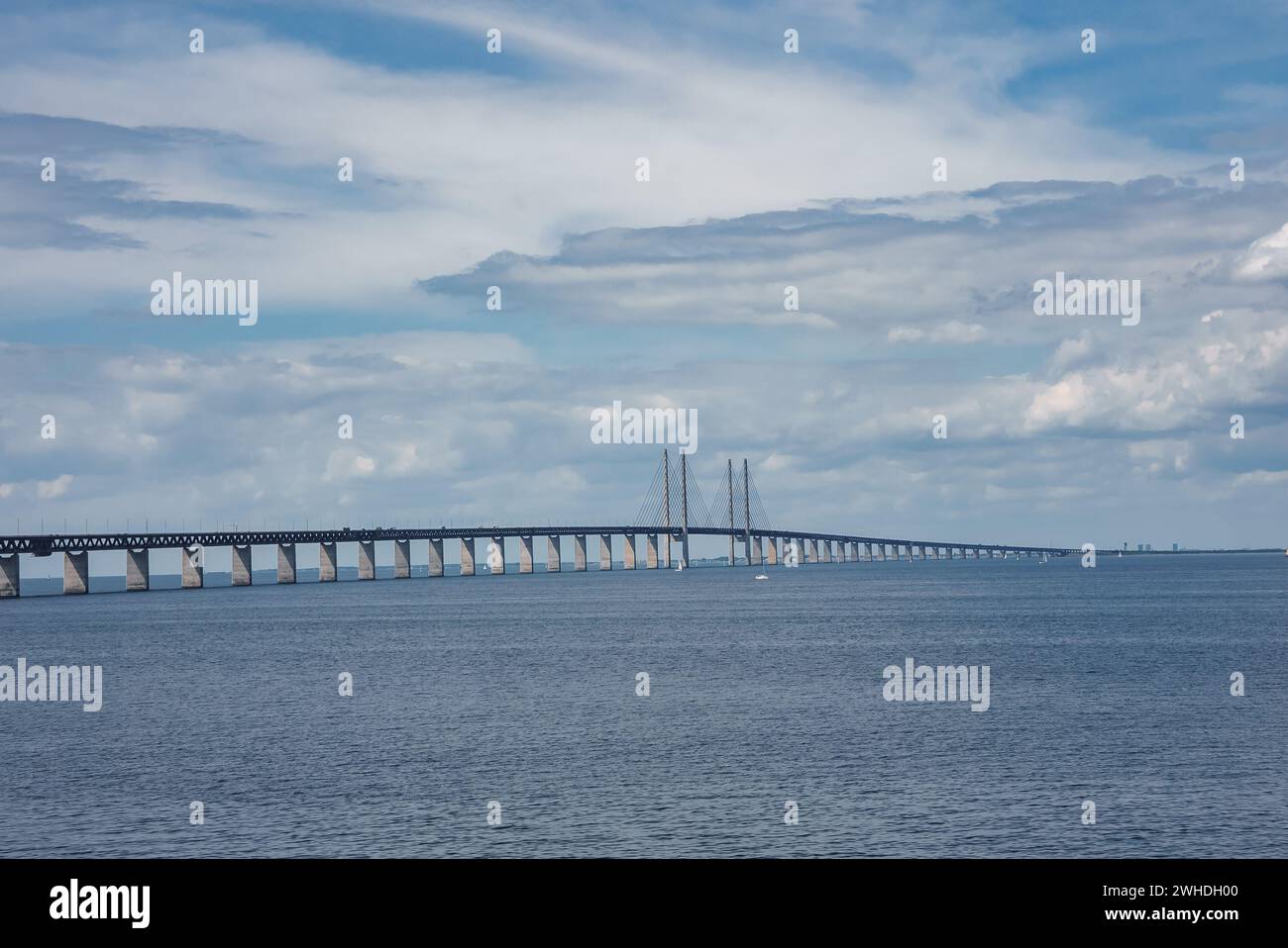 Heller, klarer Tag an der Oresund-Brücke, die Kopenhagen mit Malmö verbindet Stockfoto