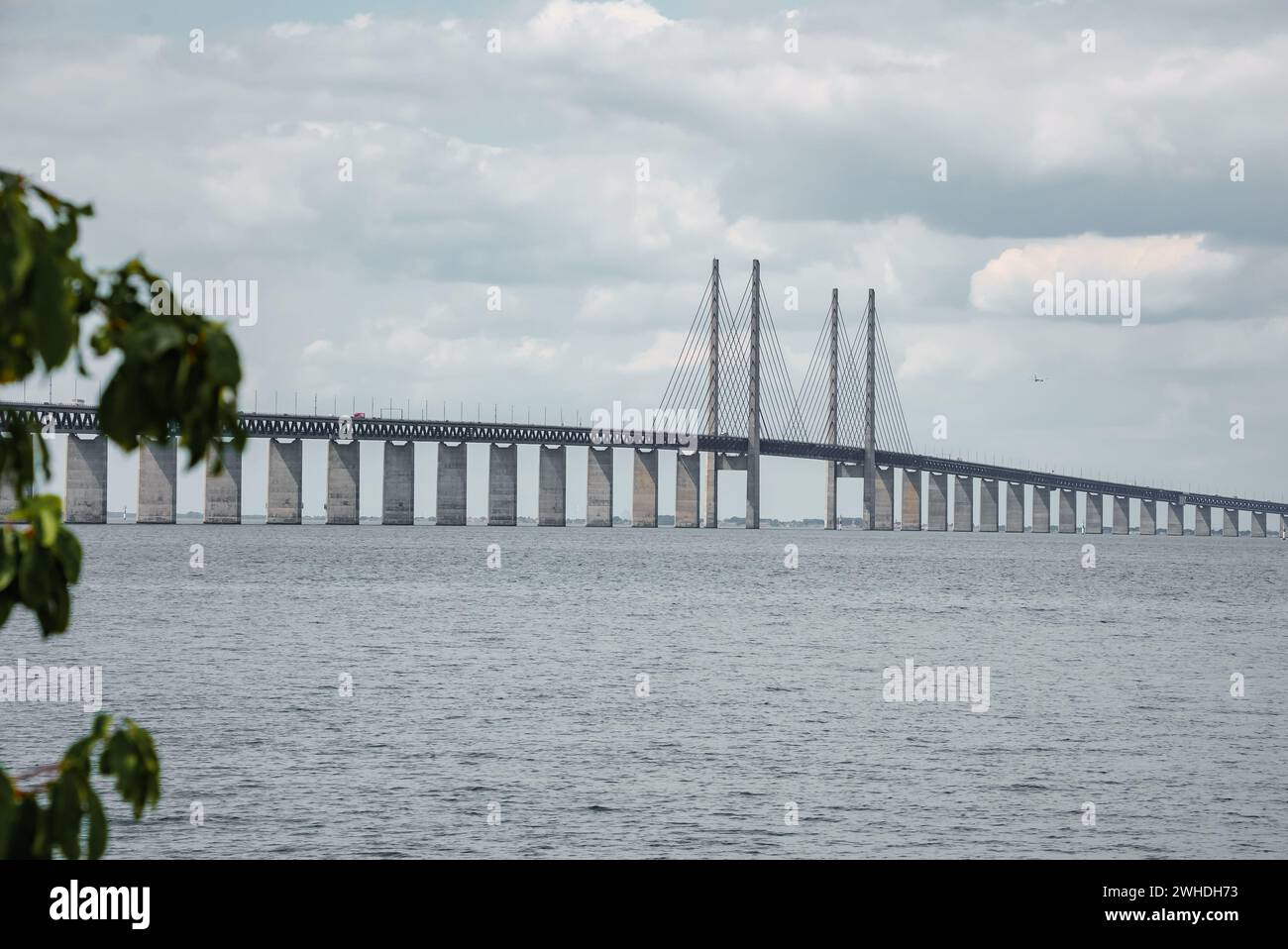 Die Oresundbrücke verbindet Malmö mit Kopenhagen, der Himmel ist heute bewölkt Stockfoto