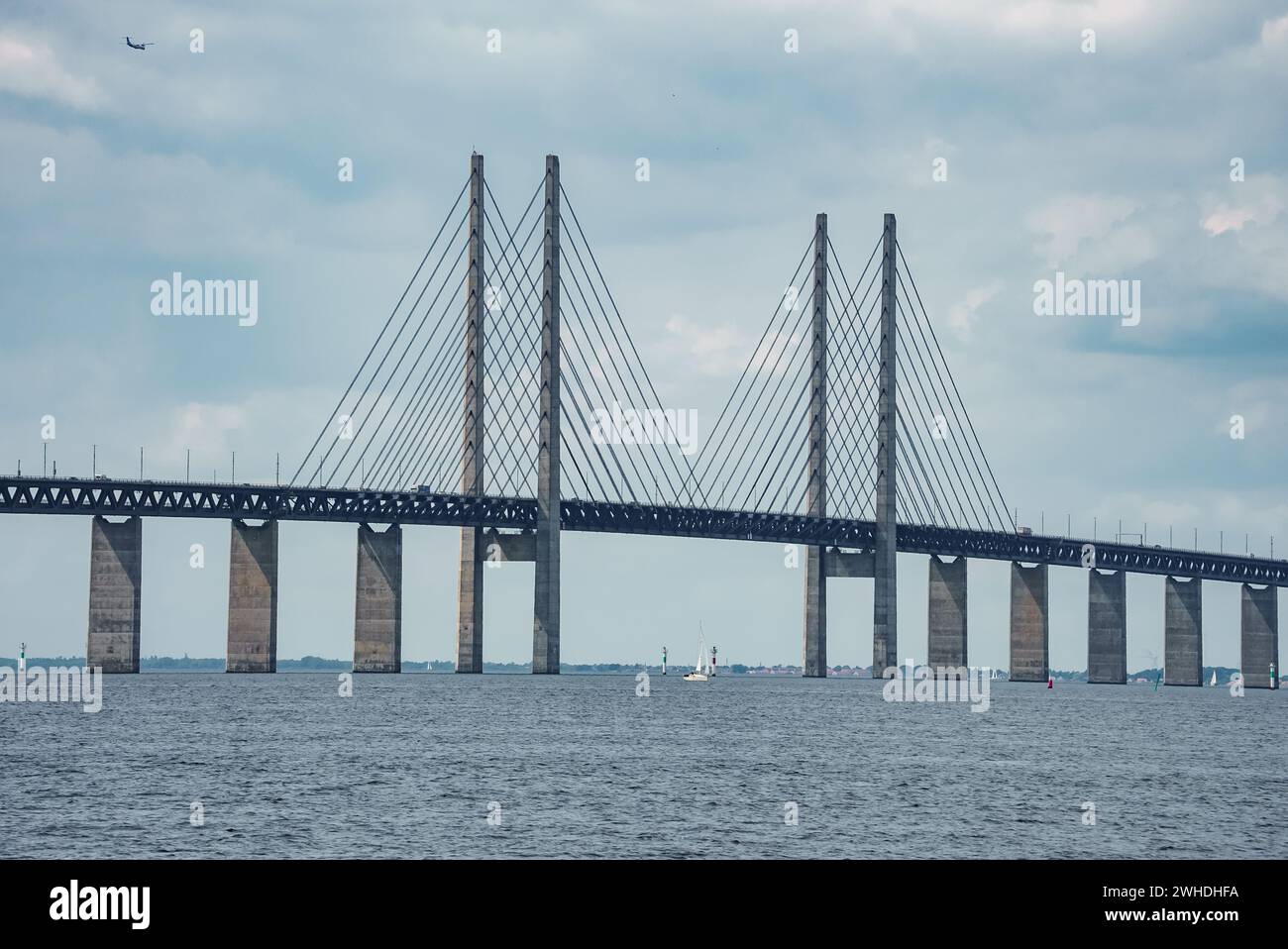 Die Oresundbrücke verbindet Kopenhagen und Malmö an einem bewölkten Tag Stockfoto