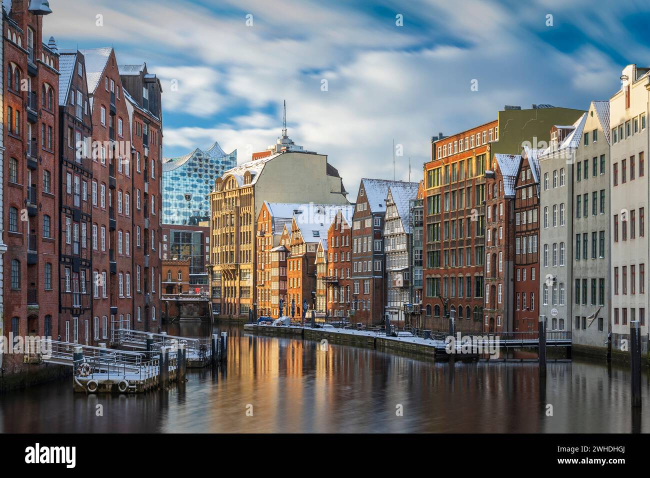 Nikolaiflotte und Elbphilharmonie in Hamburg an einem Wintertag Stockfoto