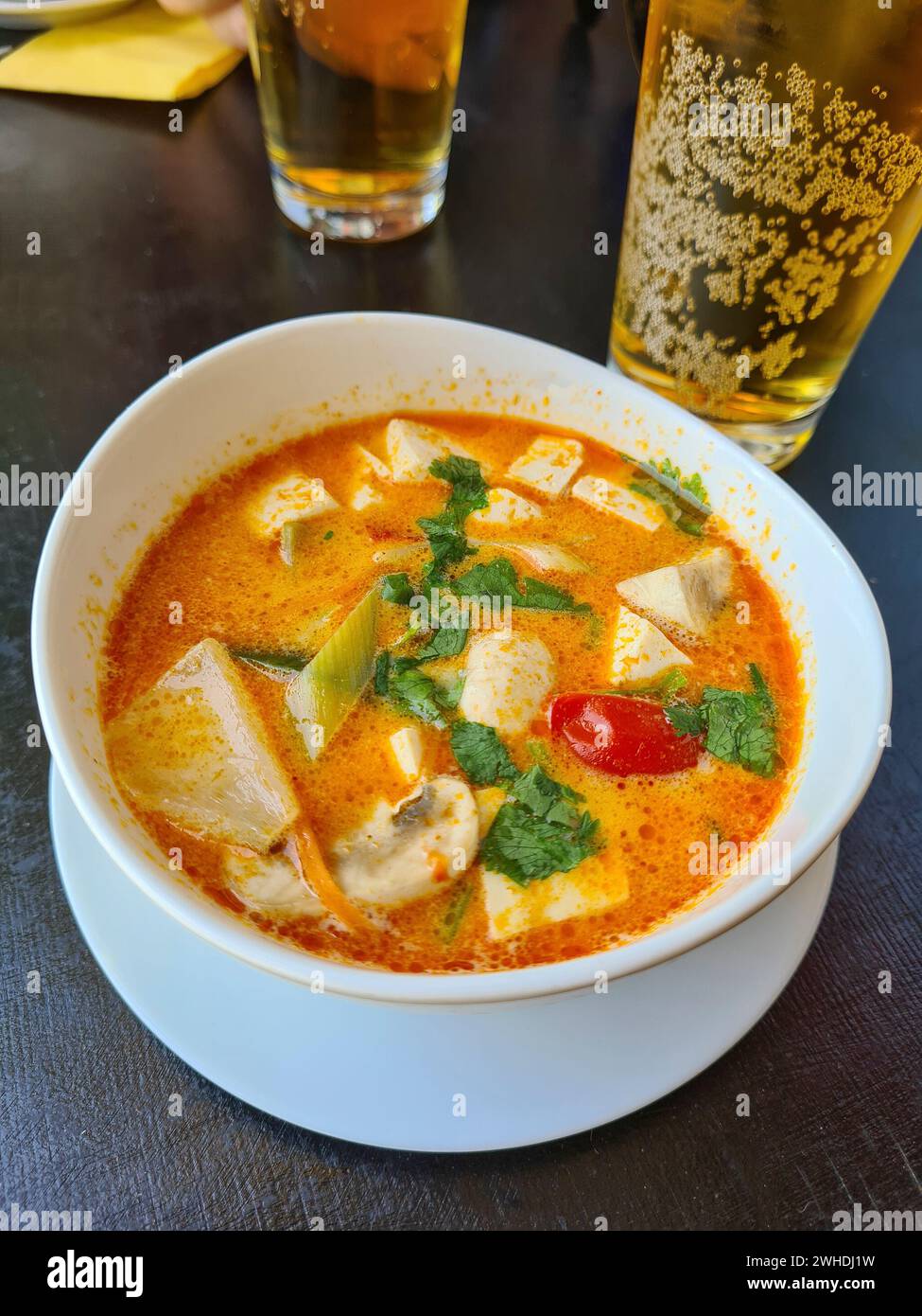 Tom Kha Kai, Tom Kha Gai oder Tom-Kha-Kai in einer Schüssel mit den Zutaten Kokosmilch, Galgant, Zitronengras und Tofu anstelle von Hühnerfleisch Stockfoto