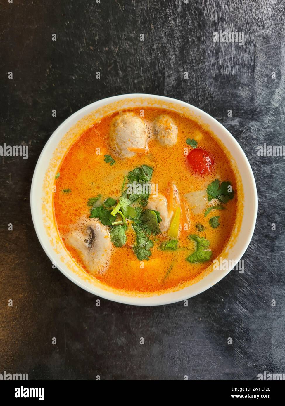 Tom Kha Kai, Tom Kha Gai oder Tom-Kha-Kai in einer Schüssel mit den Zutaten Kokosmilch, Galgant, Zitronengras und Tofu anstelle von Hühnerfleisch Stockfoto
