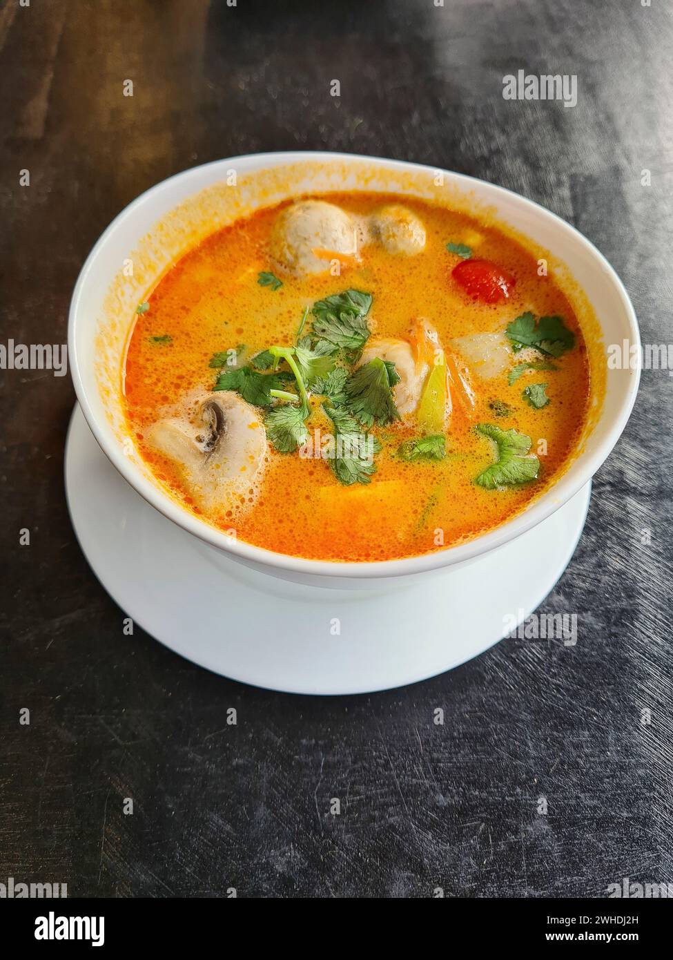 Tom Kha Kai, Tom Kha Gai oder Tom-Kha-Kai in einer Schüssel mit den Zutaten Kokosmilch, Galgant, Zitronengras und Tofu anstelle von Hühnerfleisch Stockfoto