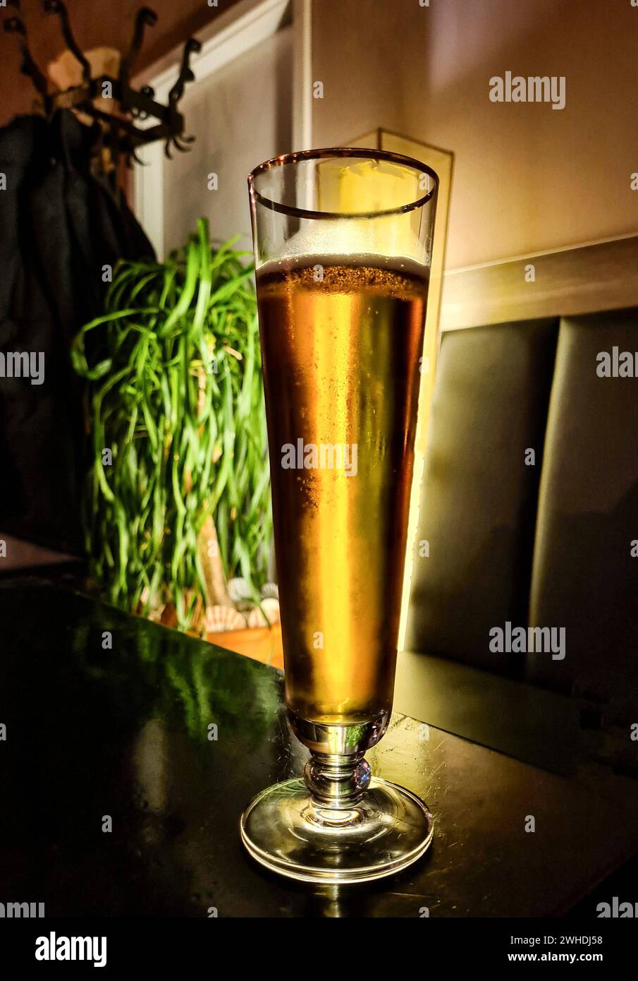 Ein leichtes Bier im Glas in einem Restaurant am Ende des Tages Stockfoto