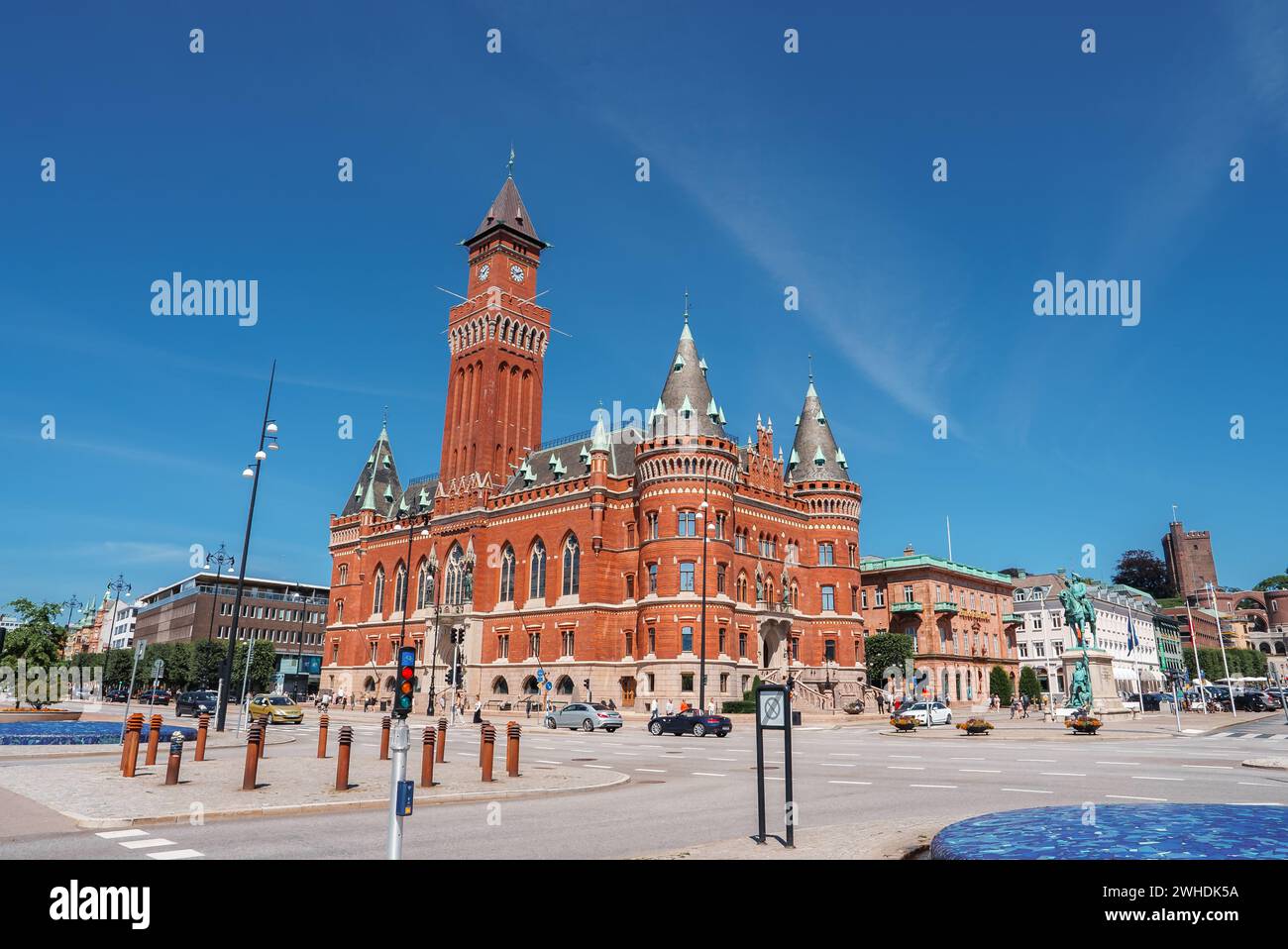 Heller, sonniger Tag im historischen Red Brick Landmark, Nordeuropa Stockfoto