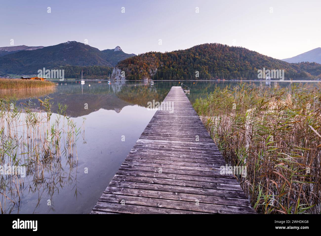 Steg am Gemeindeschwimmbad in Strobl, Wolfgangsee, Salzburg, Österreich Stockfoto