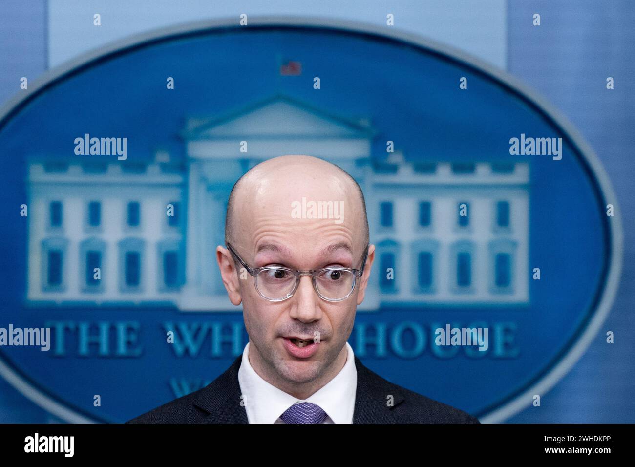 Washington, Usa. Februar 2024. Ian Sams, Sprecher des Büros des White House Counsel, spricht während des Pressebriefings im White House in Washington, DC am Freitag, den 9. Februar 2024. Foto: Julia Nikhinson/UPI Credit: UPI/Alamy Live News Stockfoto