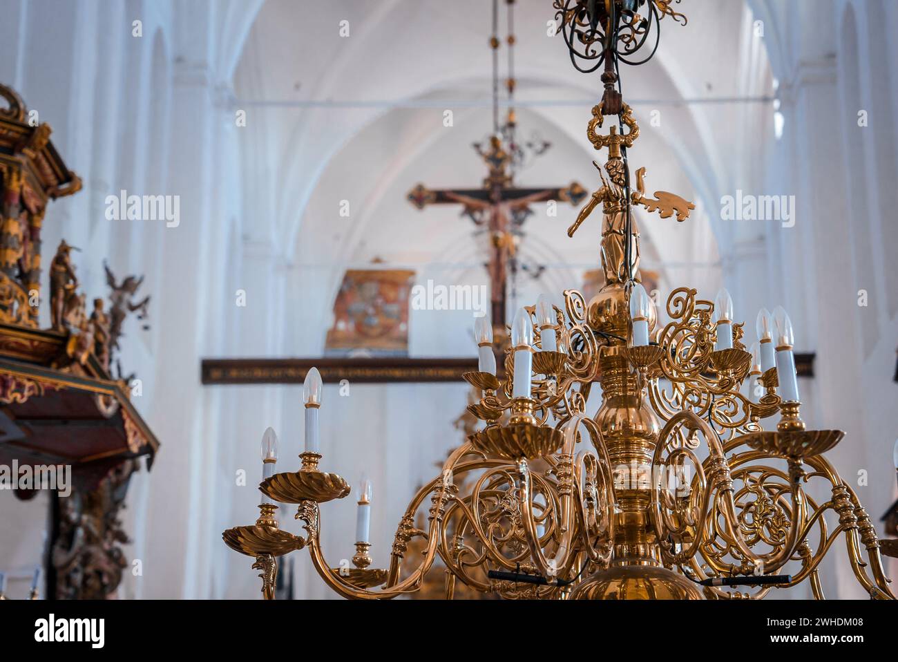 Eleganter goldener Kronleuchter in einer gotischen Kirche, entweder Kopenhagen oder Malmö Stockfoto