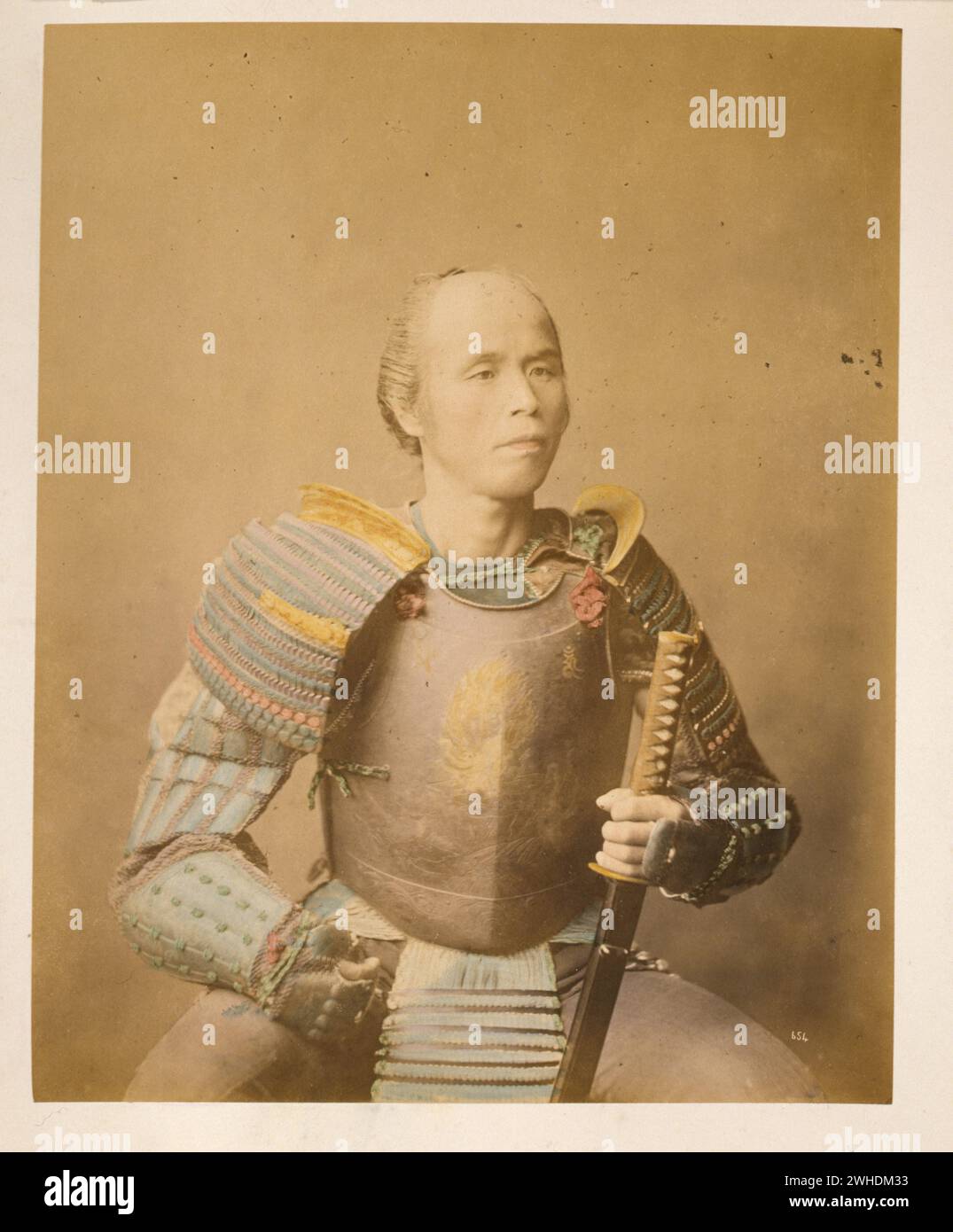 Samurai-Krieger, halblanges Studio-Porträt, nach vorne gerichtet, mit Rüstung und Schwert in der Hand]....Japan handkoloriert mit Aquarellbild um die 1870er Jahre Stockfoto