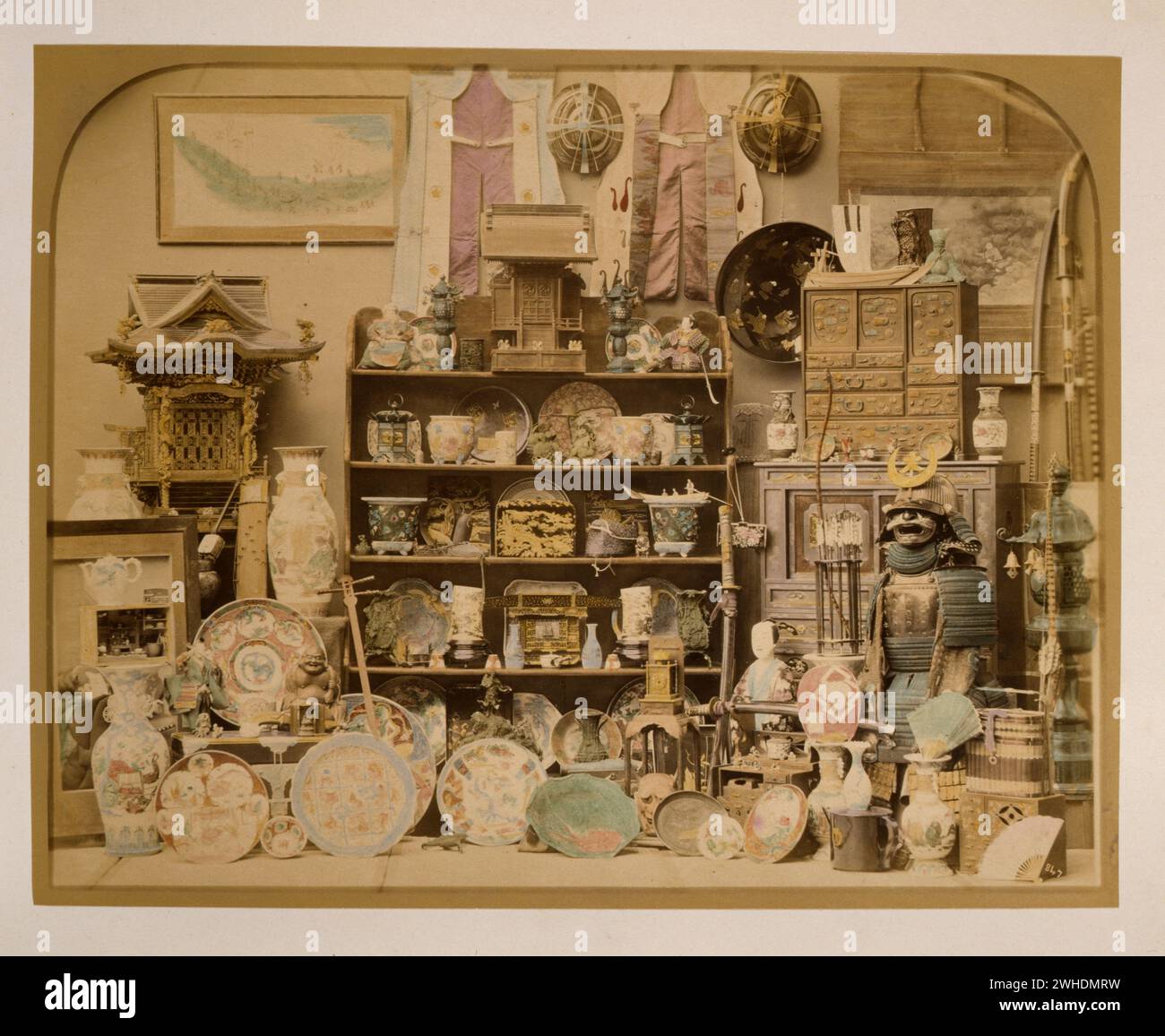 In einem japanischen Geschäft mit Warenpräsentation von haushaltswaren, hauptsächlich Keramik... Japan handkoloriert mit Aquarell-Fotografie aus den 1870er Jahren Stockfoto