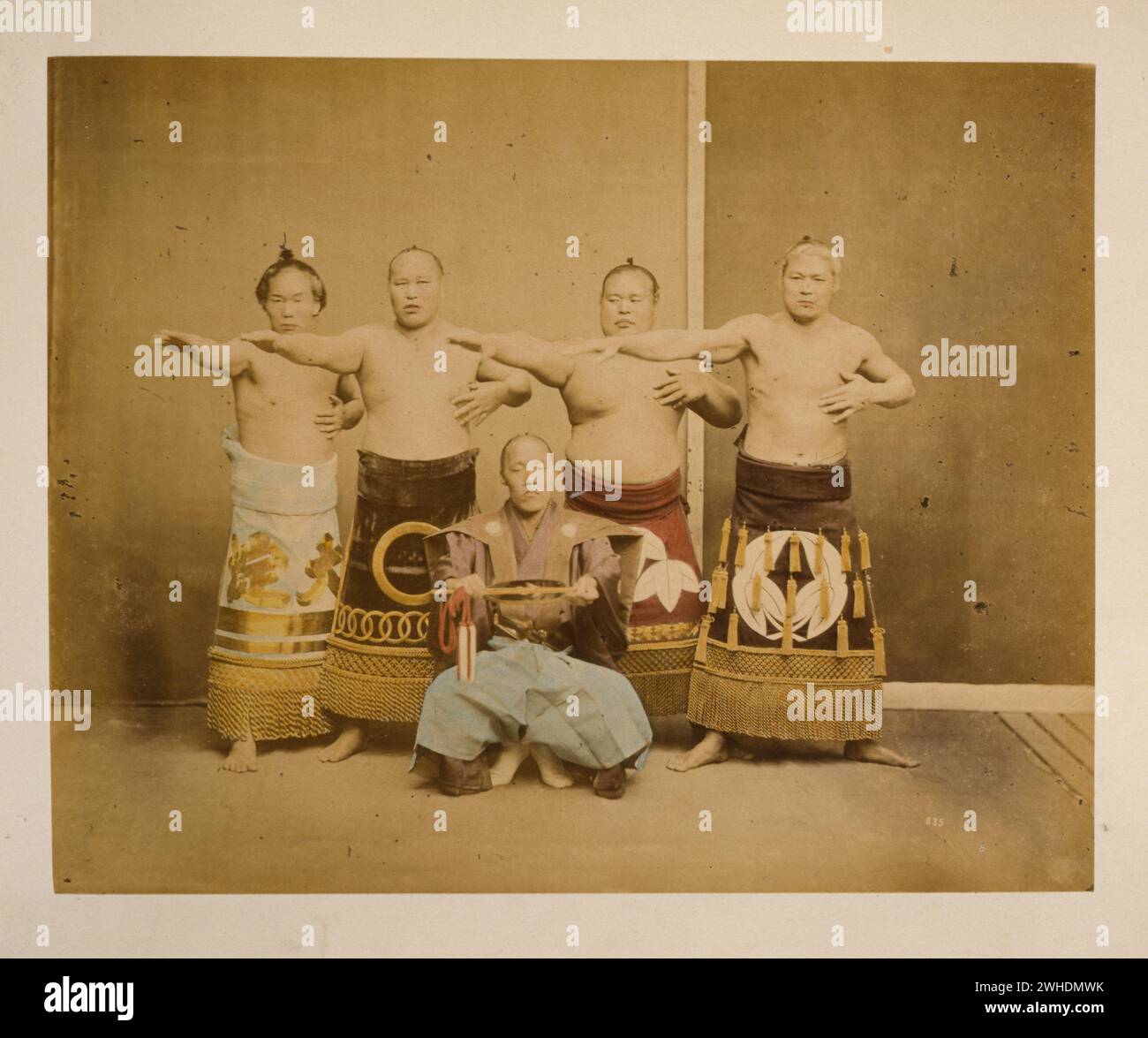Fünf Sumo-Wrestler, im Kampfkleid im Studiofoto... Japan handkoloriert mit Aquarell-Fotografie um 1870er Jahre Stockfoto