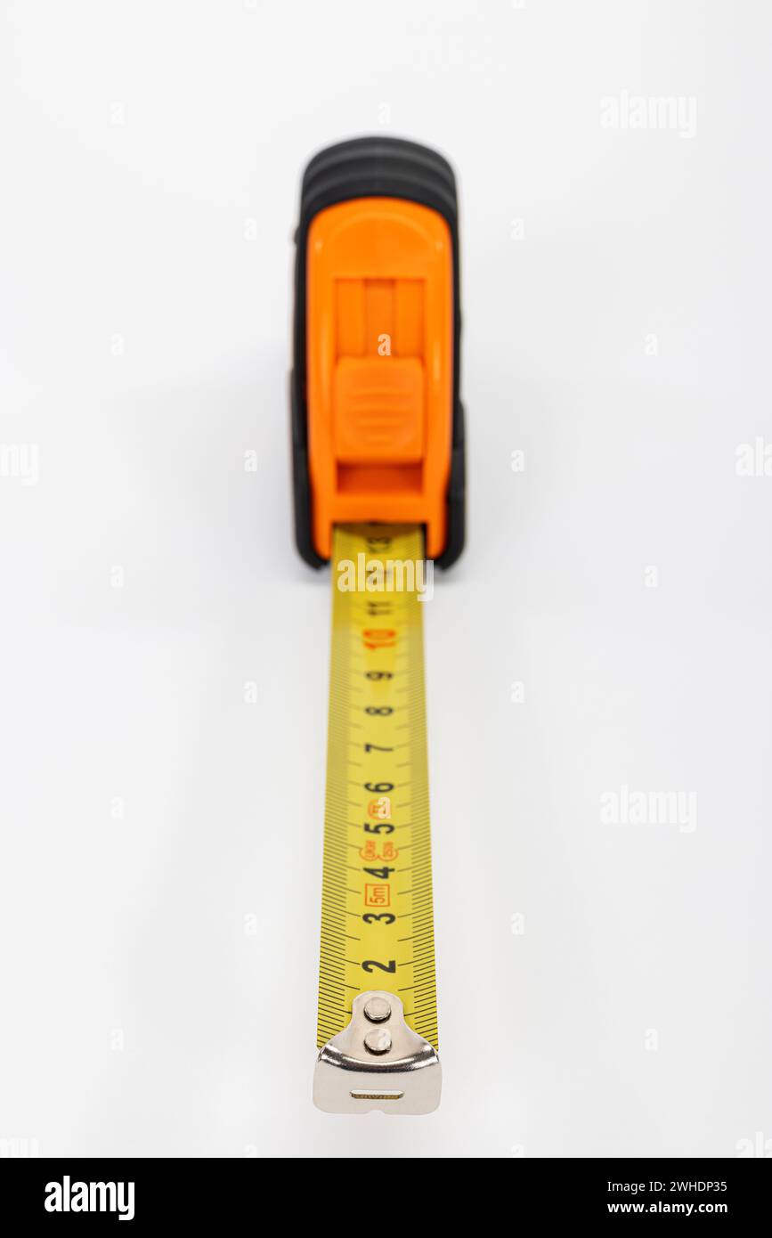 Gelbes Maßband mit Millimeter- und Zentimeterskala, Messwerkzeug, weißer Hintergrund, Stockfoto