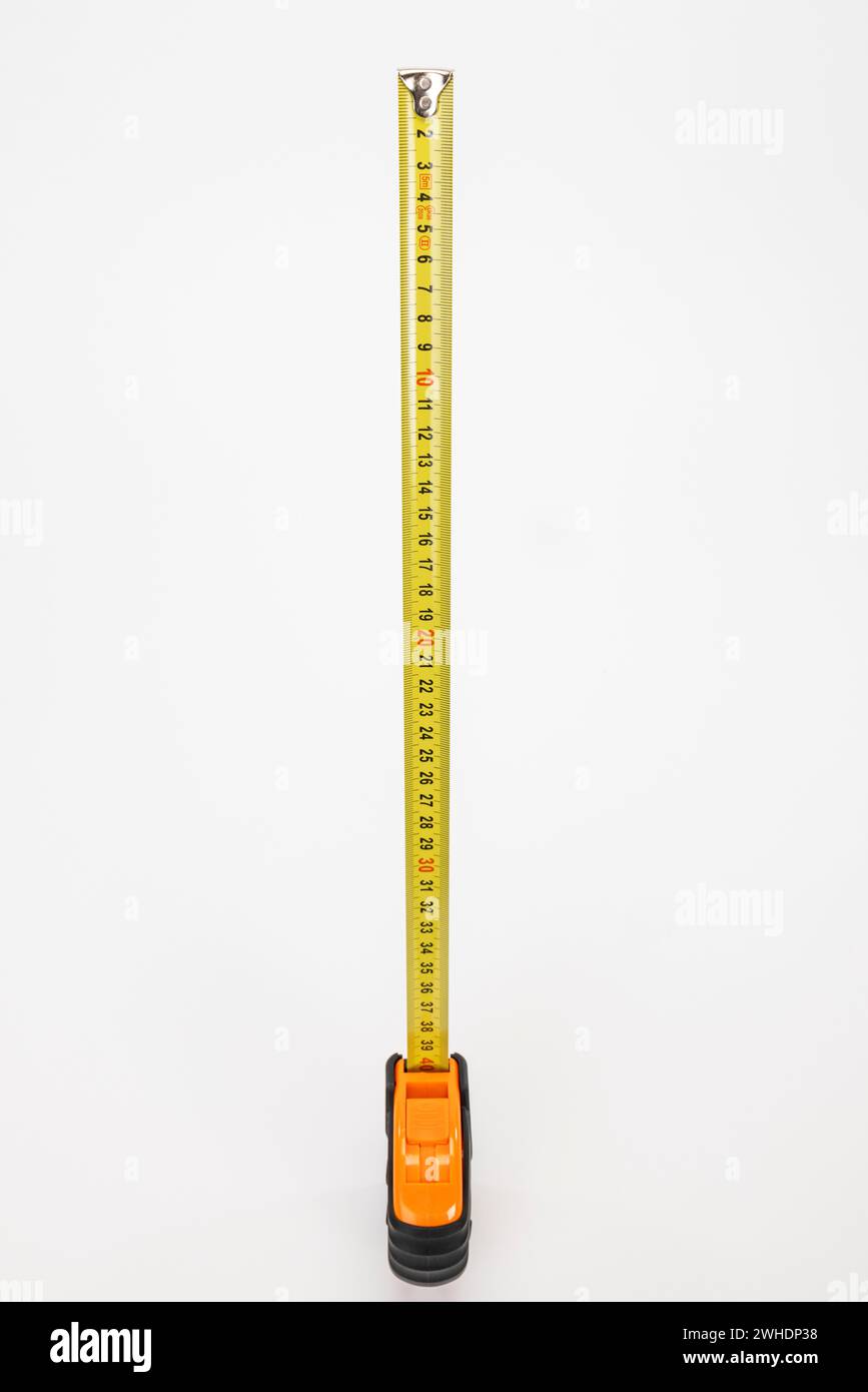 Gelbes Maßband mit Millimeter- und Zentimeterskala, Messwerkzeug, weißer Hintergrund, Stockfoto
