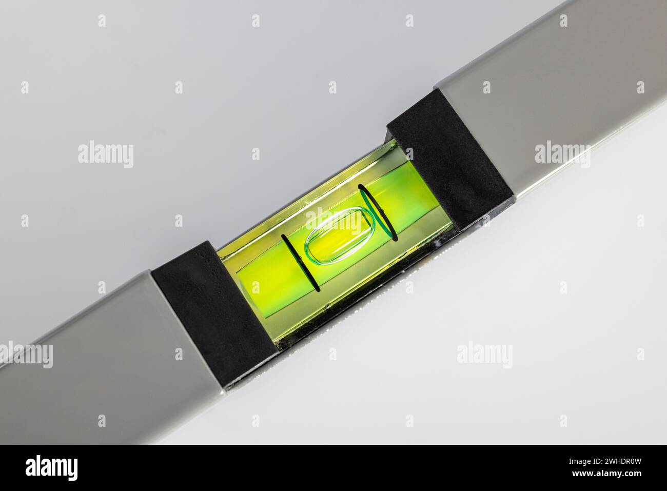 Wasserwaage, Libelle, Detail, grau, weißer Hintergrund, Stockfoto
