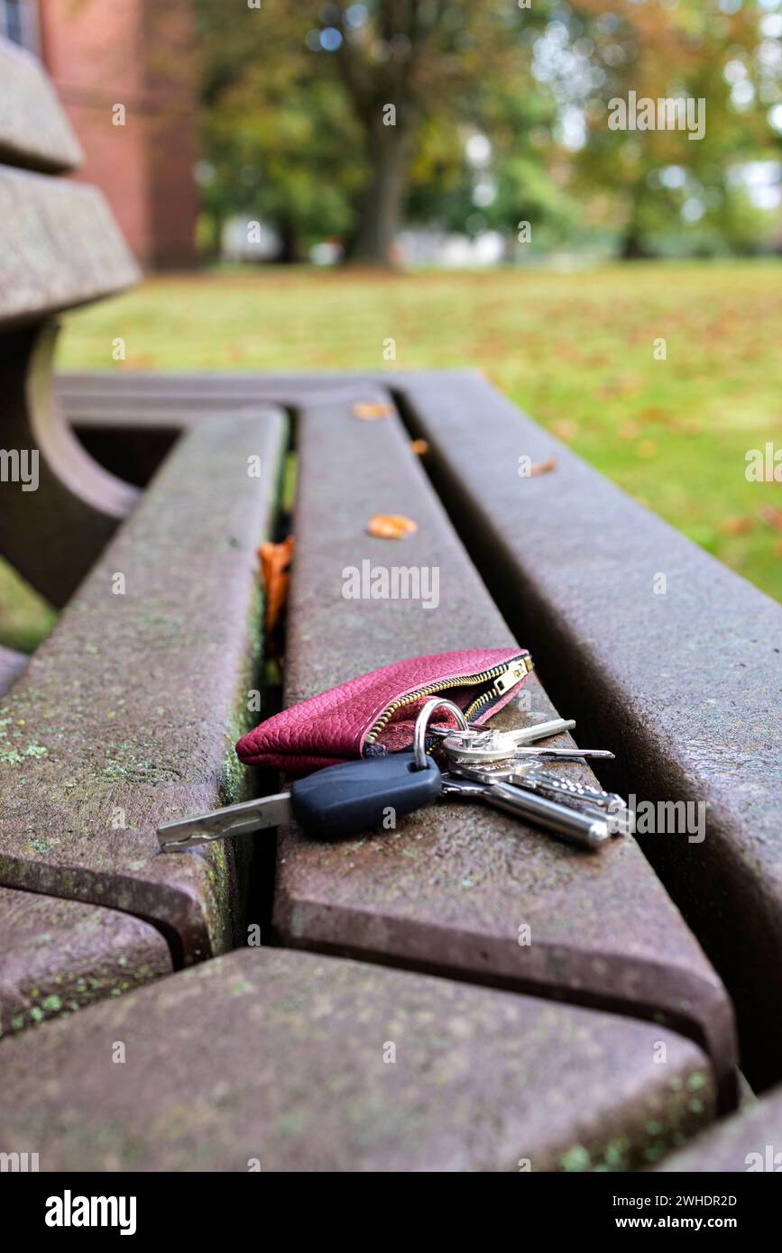 Schlüsselanhänger mit Autoschlüsseln auf einer Parkbank, symbolisches Bild, Schlüssel vergessen, Stockfoto Schlüsselanhänger mit Autoschlüsseln auf einer Parkbank, symbolisches Bild, Schlüssel vergessen, Stockfoto