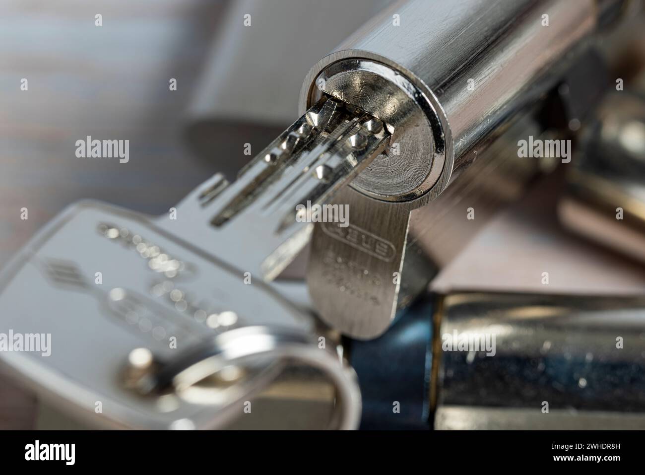 ABUS Schließzylinder mit Schlüssel, Detail, Trogschlüssel, Stockfoto