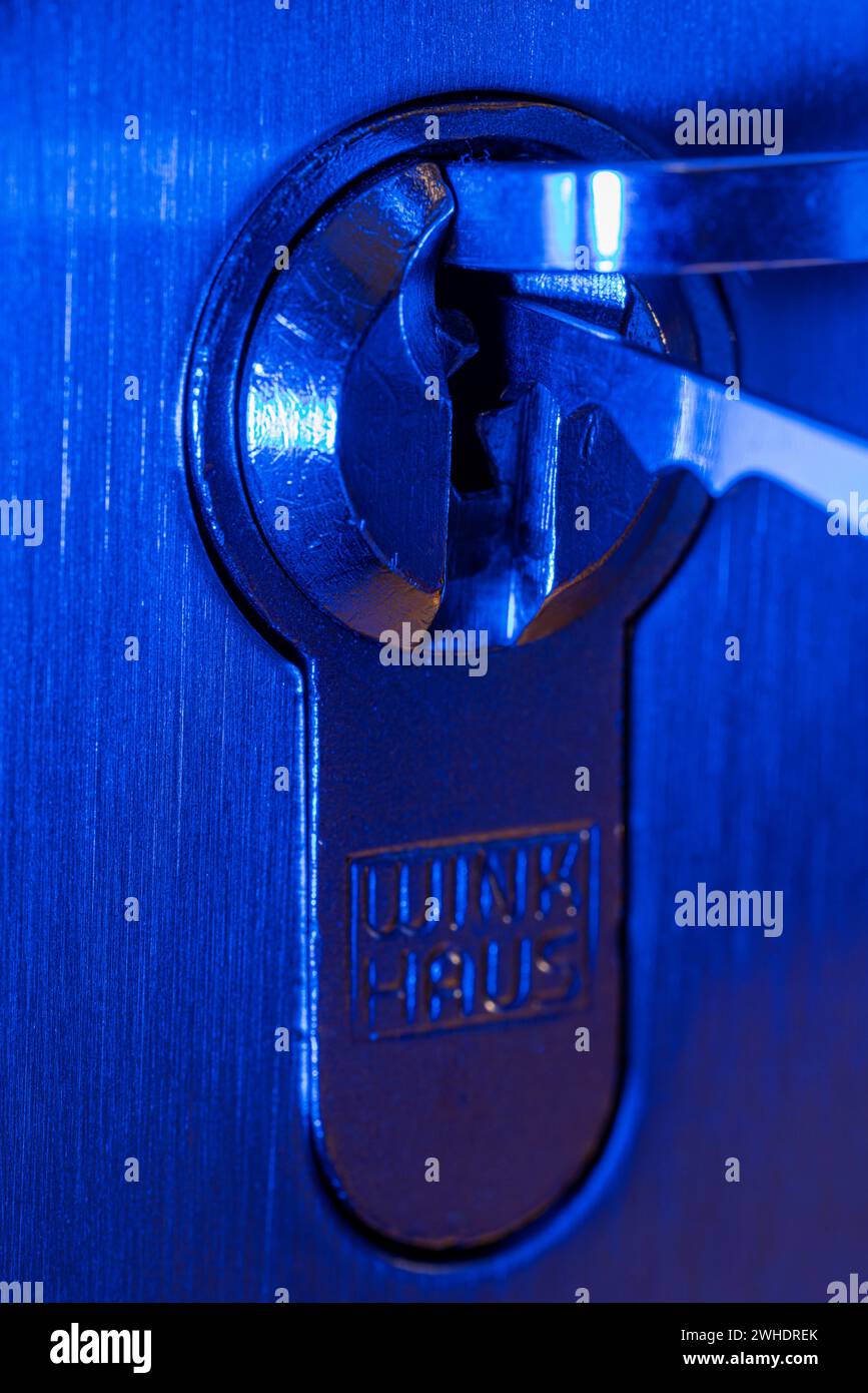 Einbrecher öffnet Zylinderschloss mit Schloßwerkzeug, Detail, Blaulicht, symbolisches Bild, Hauseinbruch, Stockfoto