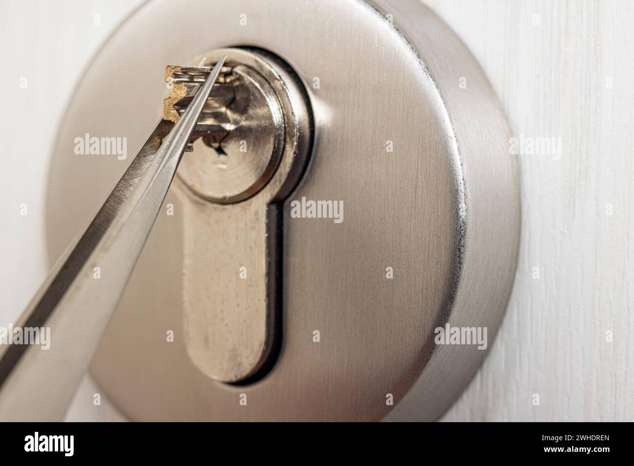 Kaputter Schlüssel, herausziehbarer Schlüsselsatz mit Pinzette, Detail, Symbolbild, kaputter Wohnungsschlüssel, Stockfoto