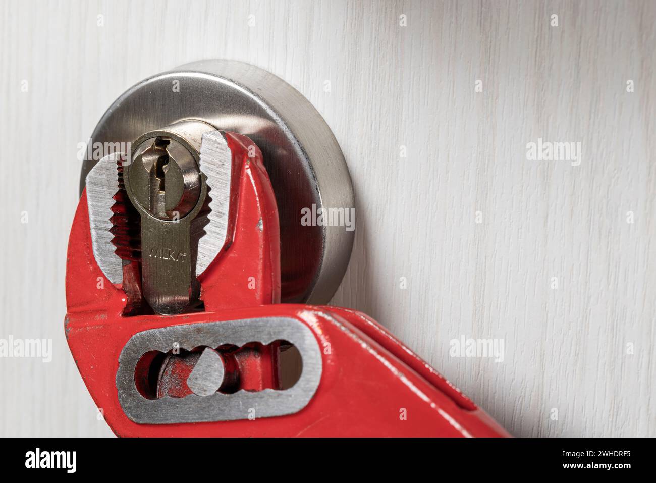 Zylinderüberstand, Wasserpumpenzange am Schließzylinder, Detail, Symbolbild, Einbruch, Stockfoto