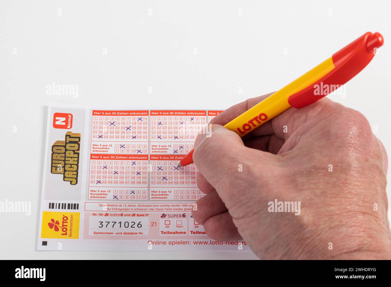 Mann, der ein Ticket ausfüllt, EUROJACKPOT, Detail, weißer Hintergrund, Stockfoto