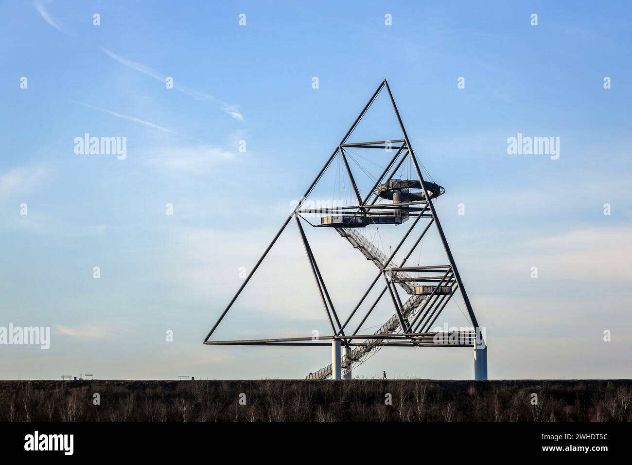Bottrop, Nordrhein-Westfalen, Deutschland - Tetraeder, das Emscherblick-Turnier, ist eine zugängliche Aussichtsterrasse in Form einer dreiseitigen Pyramide an der Beckstraße im Stadtteil Bottrop Batenbrock. Stockfoto