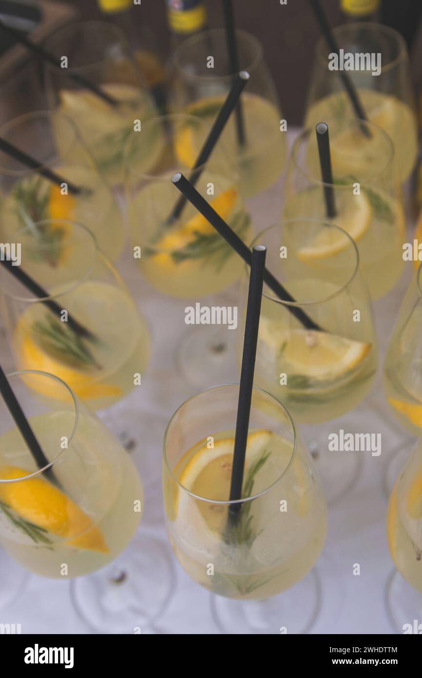 Hochzeitsbuffet, Getränke, Limoncello Spritz, alkoholische Getränke Stockfoto